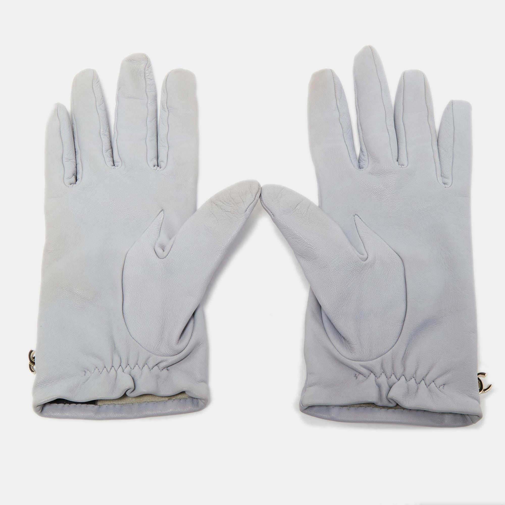 These gloves from Chanel are crafted from quality materials and are comfortable to wear. Create a super-stylish winter look with this pair!

Includes: Original Box

