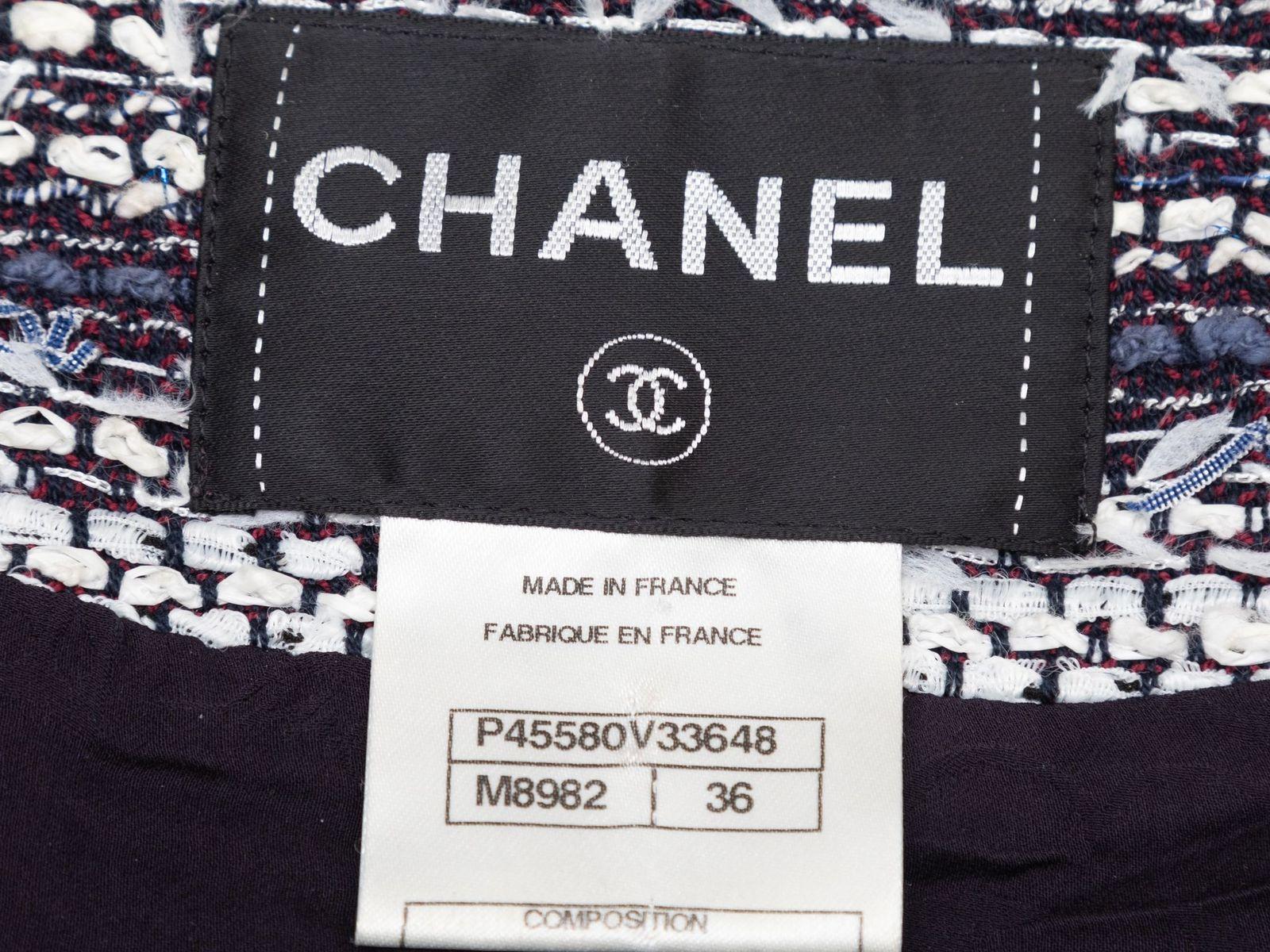 Produktdetails: Hellblauer und mehrfarbig gestreifter Tweed-Blazer von Chanel. Ungefähr 2013. Rundhalsausschnitt. Flickenteppiche mit Flickenteppichen. CC-Knopfverschluss in der Mitte der Vorderseite. Größe 36. 30 Zoll Büste, 16 Zoll Schulterbreite,