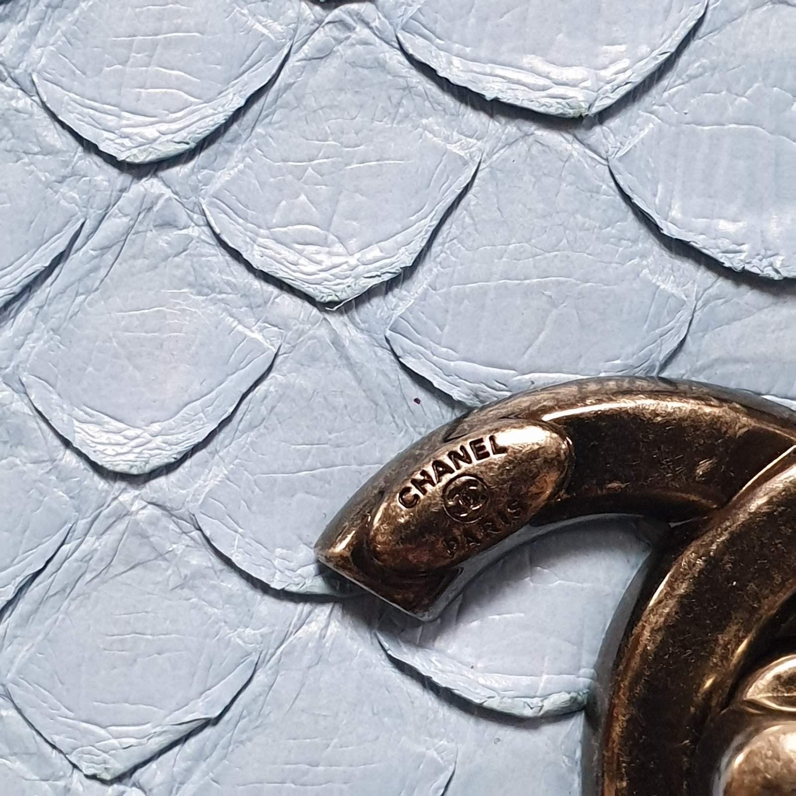 Bleu Chanel - Sac à main Coco en python bleu clair à rabat  en vente