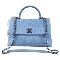 Chanel - Sac à main Coco en python bleu clair à rabat 