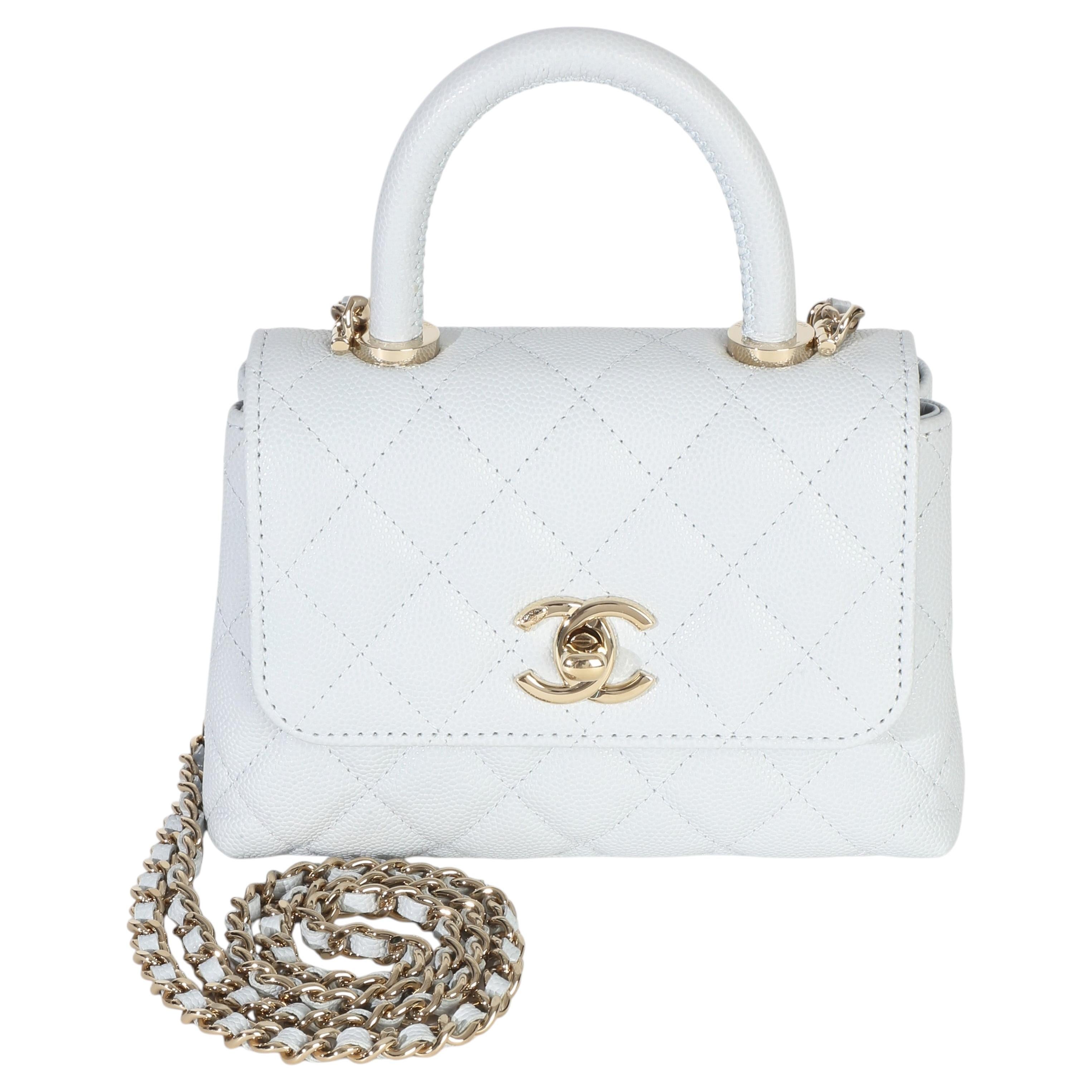 Pochette à poignée Coco bleu ciel matelassée avec chaînette de Chanel