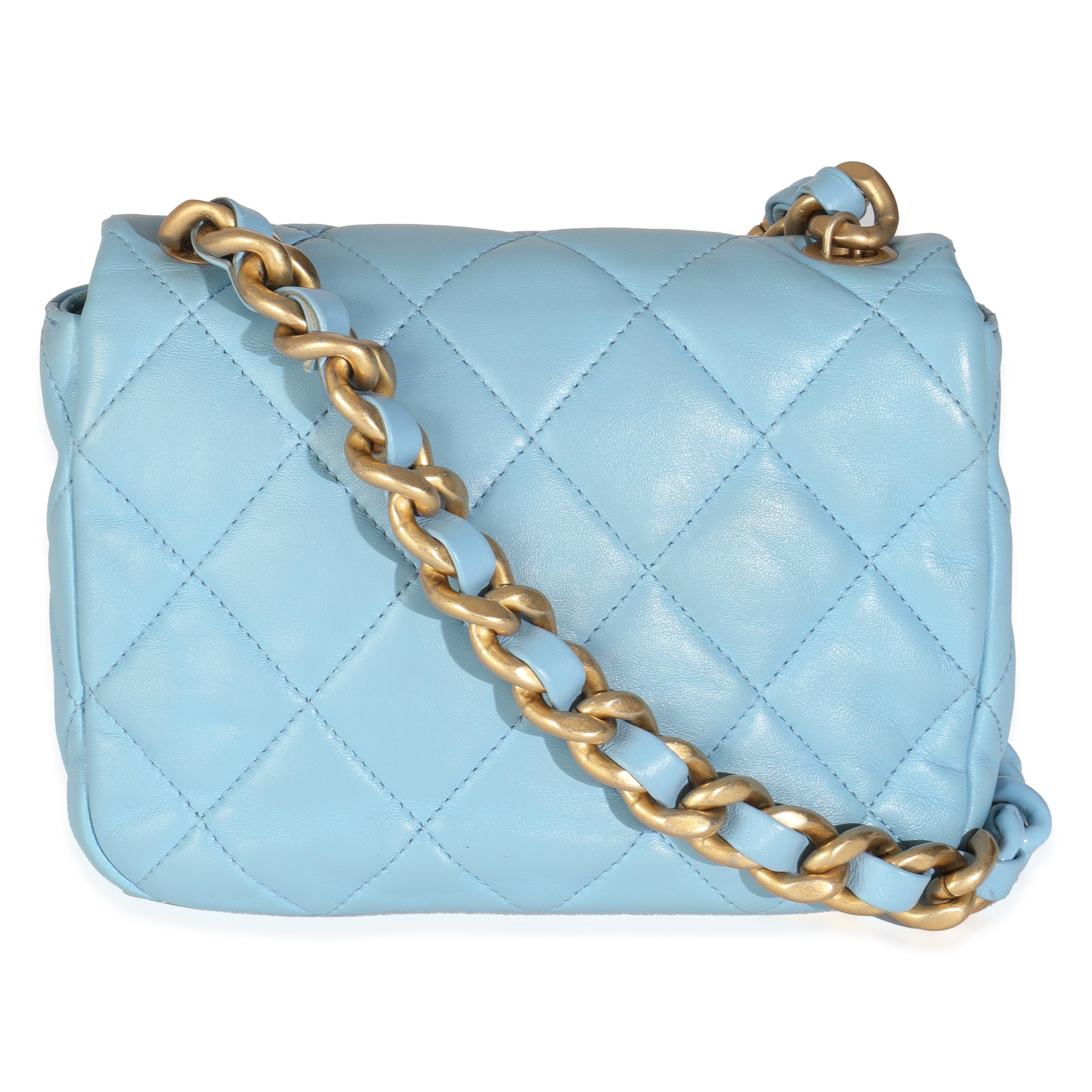 Titolo dell'inserzione: Chanel Mini Flap in pelle d'agnello trapuntata blu chiaro con catena laccata
SKU: 145204
Condizioni: Usato 
Descrizione delle condizioni: Un classico senza tempo che non passa mai di moda, la borsa con patta di Chanel risale