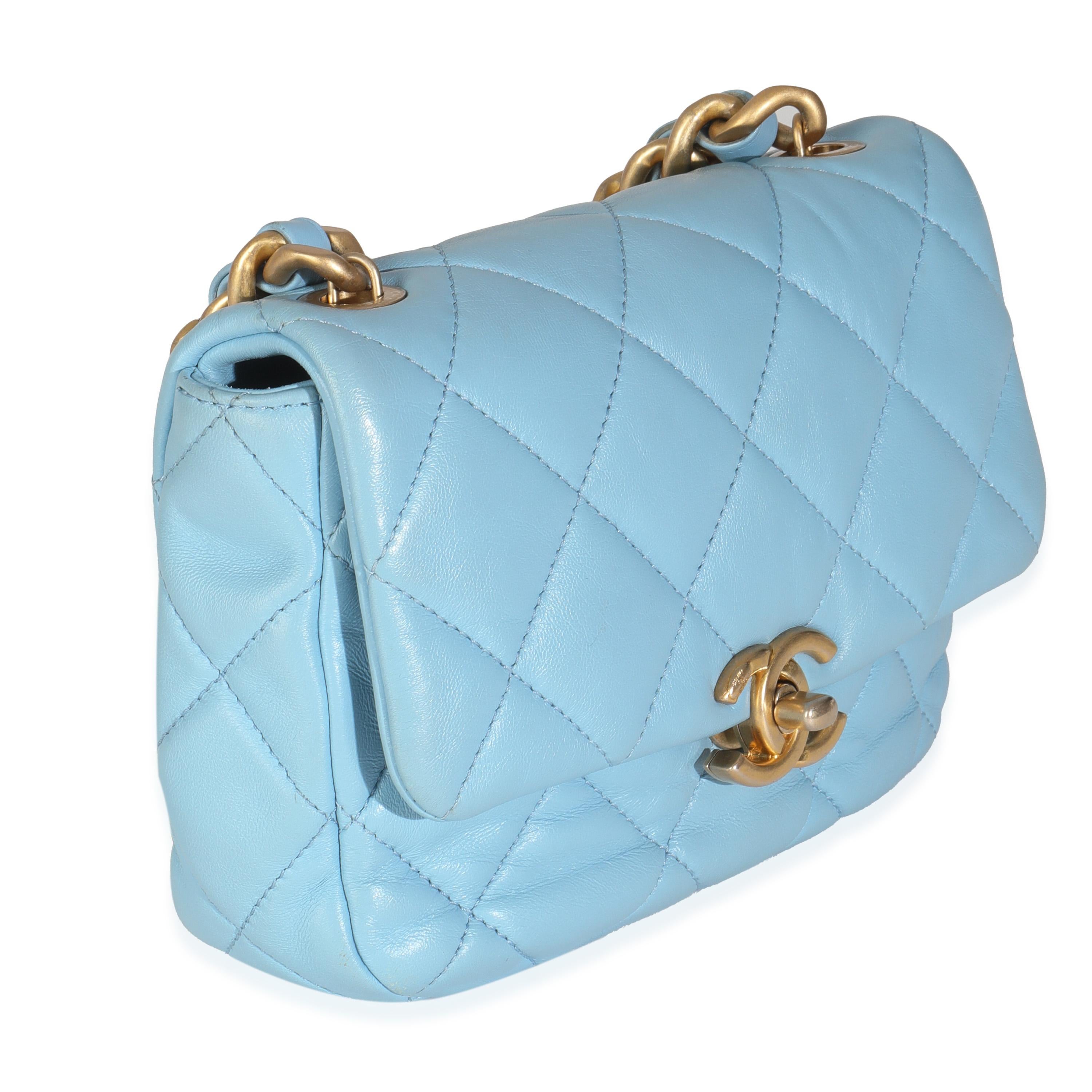Blu Chanel Mini Flap in pelle d'agnello trapuntata blu chiaro con catena laccata in vendita