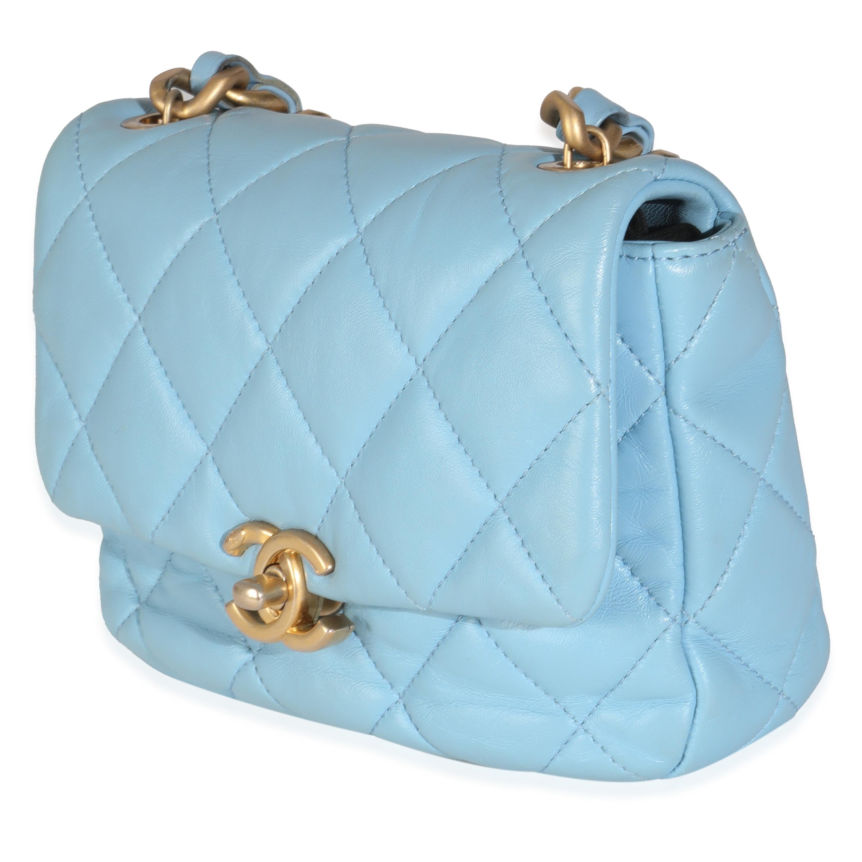 Chanel Mini Flap in pelle d'agnello trapuntata blu chiaro con catena laccata In condizioni ottime in vendita a New York, NY