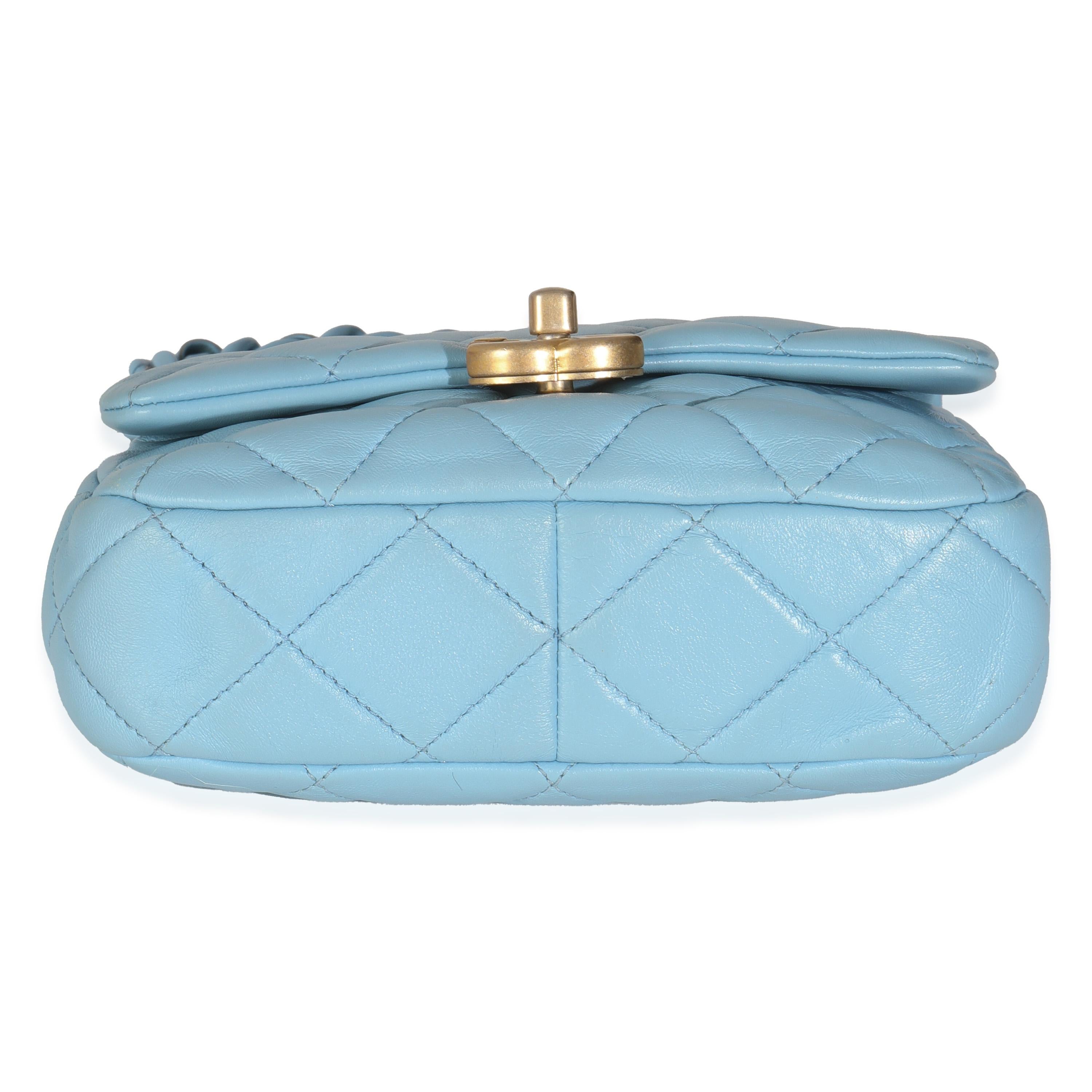 Chanel Mini Flap in pelle d'agnello trapuntata blu chiaro con catena laccata in vendita 2