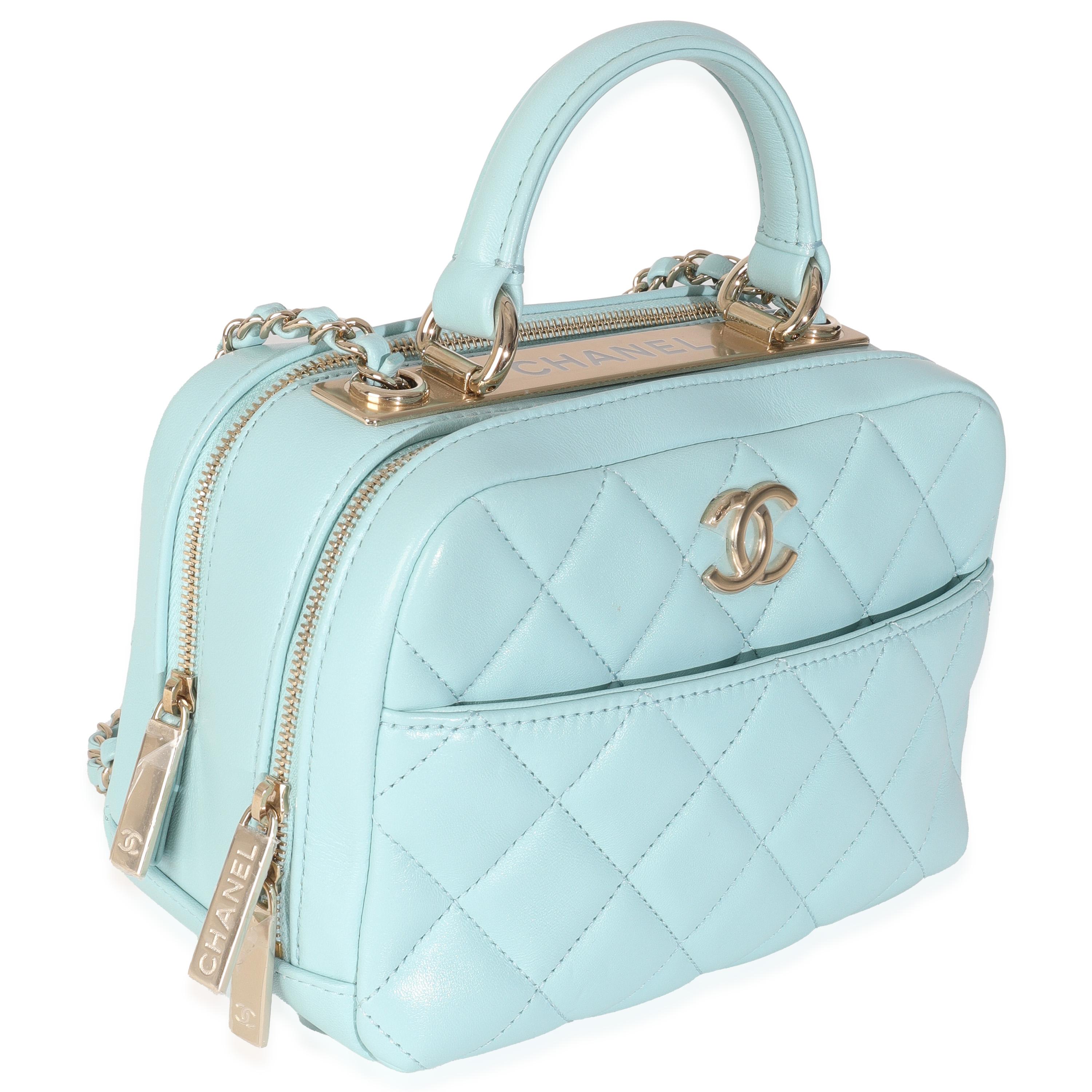Auflistung Titel: Chanel Hellblau Gestepptes Lammleder Kleine Trendy CC Bowlingtasche
SKU: 147109
Zustand: Gebraucht 
Handtasche Zustand: Ausgezeichnet
Bemerkungen zum Zustand: Der Artikel ist in ausgezeichnetem Zustand und weist leichte