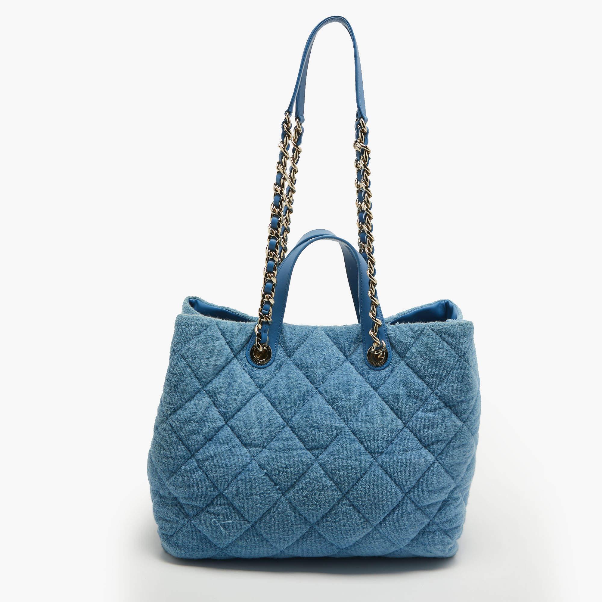 Mit dieser Tasche aus dem Hause Chanel, die eine wunderbare Balance zwischen Wesentlichkeit und Opulenz schafft, sind Ihre Bedürfnisse an Handtaschen erfüllt. Er ist mit praktischen Funktionen ausgestattet, die den Alltag erleichtern.

Enthält: