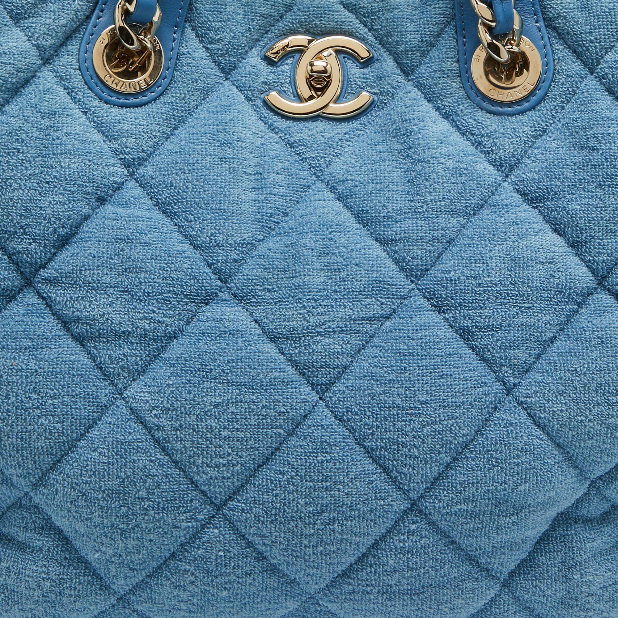 Chanel Hellblaue gesteppte Coco Beach Shopper Tote aus Terry Cloth im Zustand „Gut“ im Angebot in Dubai, Al Qouz 2