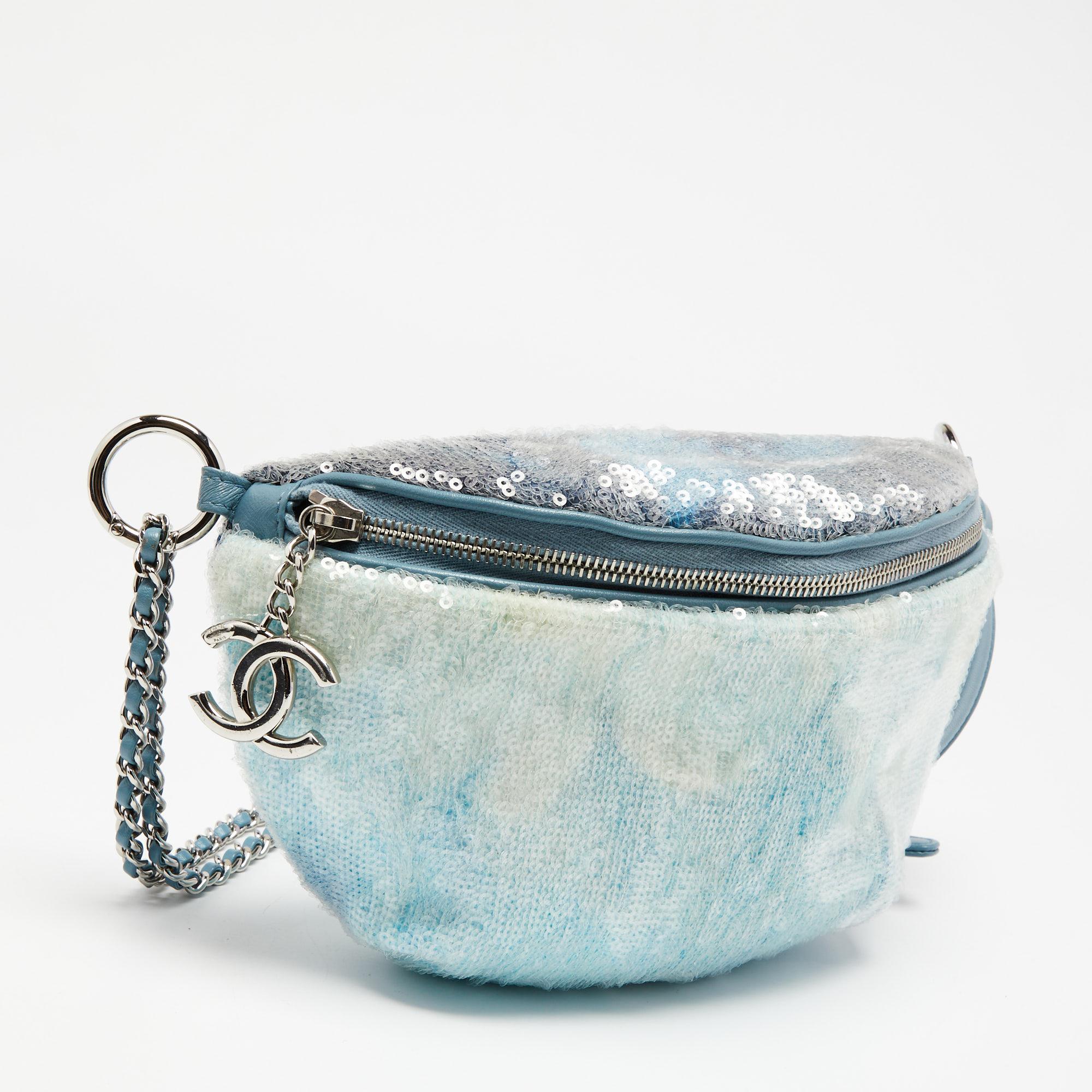 Gris Chanel - Sac ceinture à sequins bleu clair en cascade