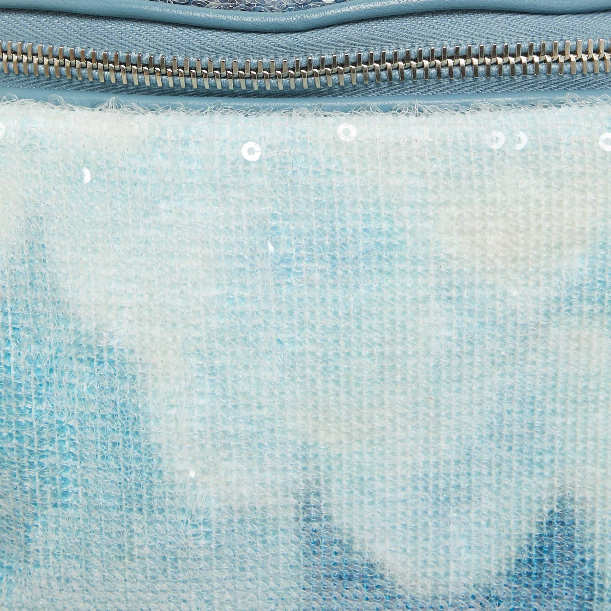 Hellblaue Wasserfall-Gürteltasche mit Pailletten von Chanel im Angebot 1