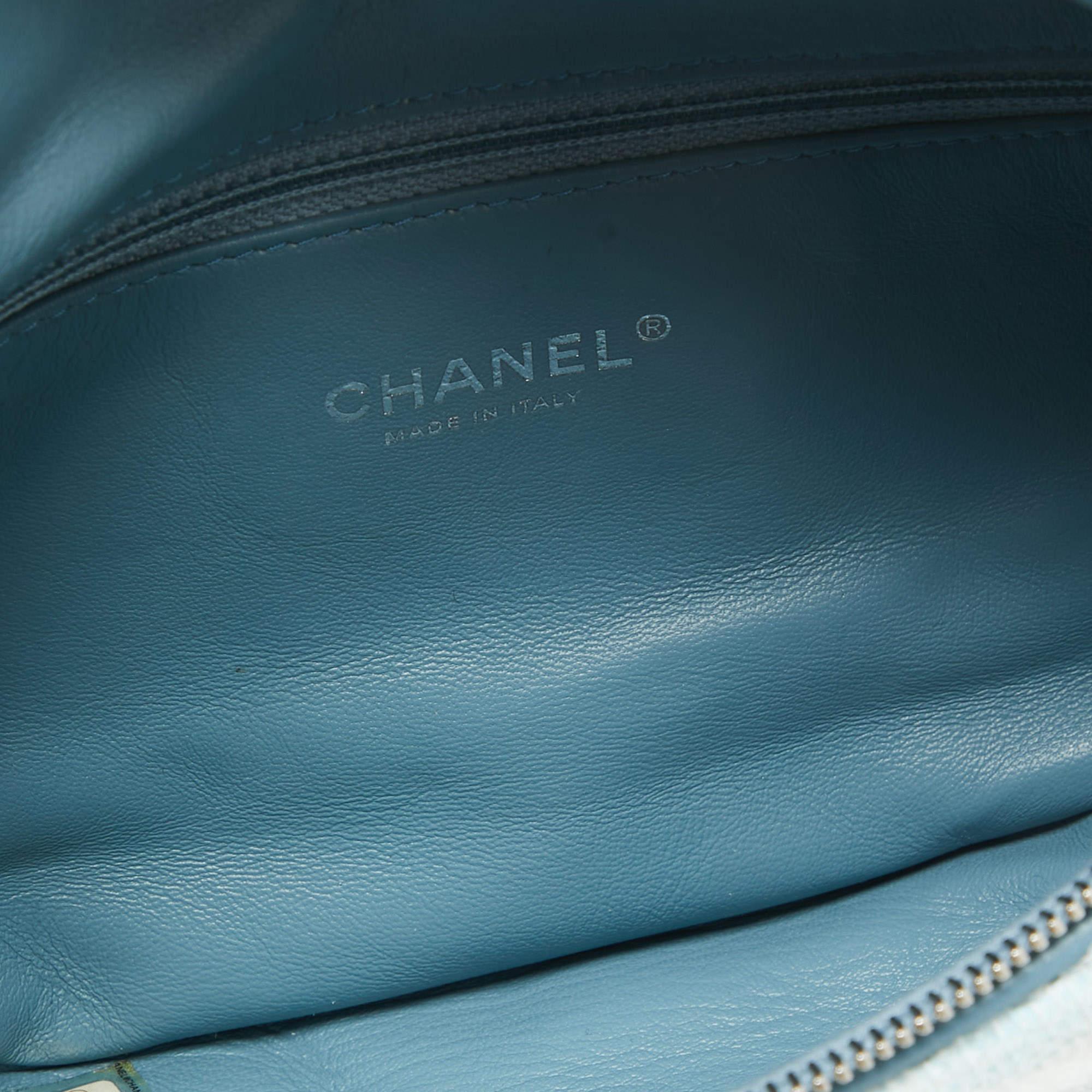 Hellblaue Wasserfall-Gürteltasche mit Pailletten von Chanel im Angebot 2