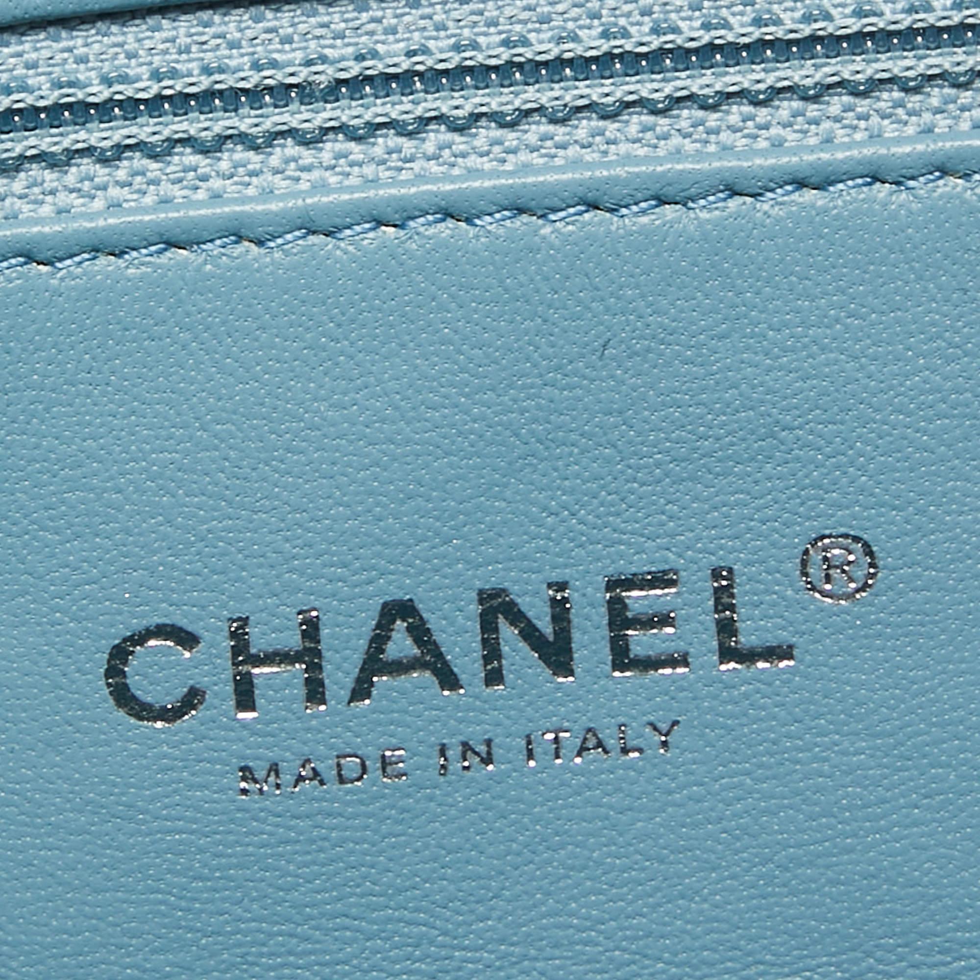 Hellblaue Wasserfall-Gürteltasche mit Pailletten von Chanel im Angebot 3