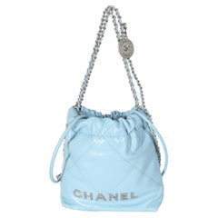 Chanel Hellblaues, glänzendes, gestepptes Kalbsleder Mini 22