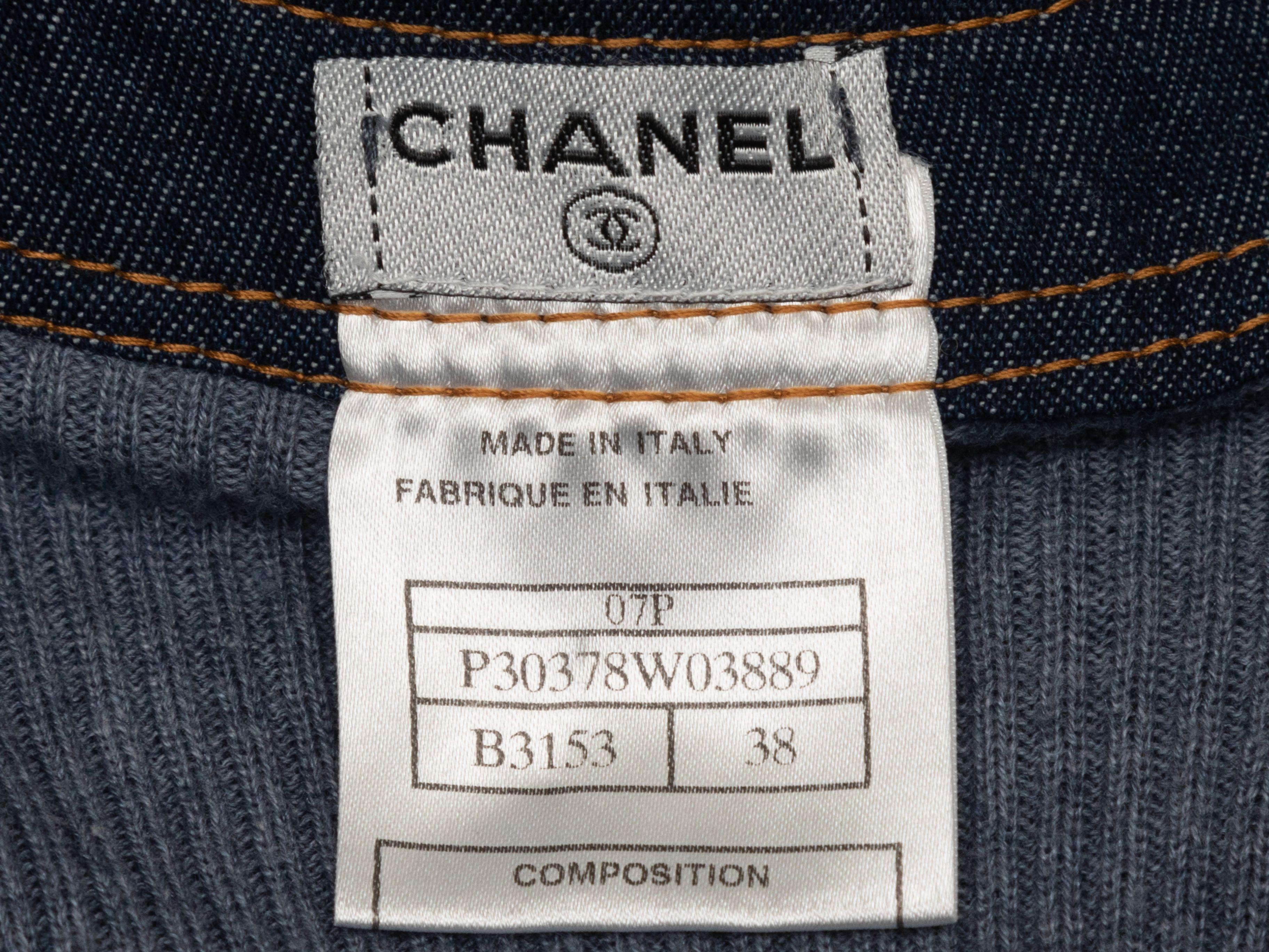 Detalles del producto: Chaleco de punto azul claro de Chanel. De la Colección Primavera 2007. Ribete vaquero lavado oscuro. Cuello en V. Bolsillos dobles en la parte delantera. Talla 38 del diseñador. 31