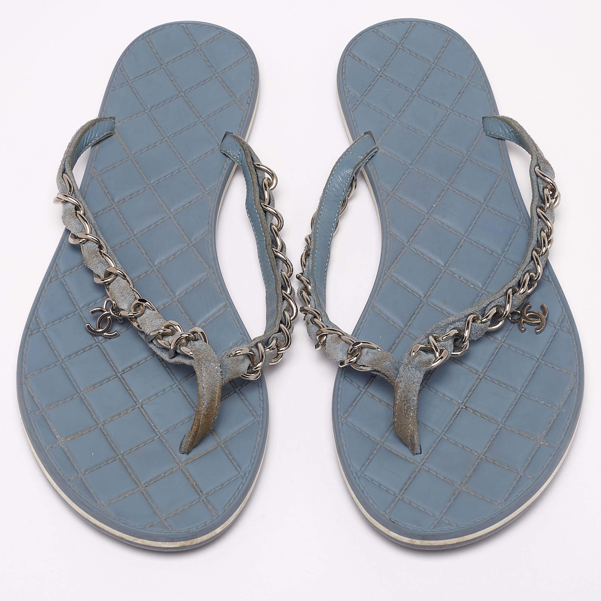 Chanel Light Blue Suede Chain Link Flat Thong Sandals Size 36.5 In Fair Condition In Dubai, Al Qouz 2