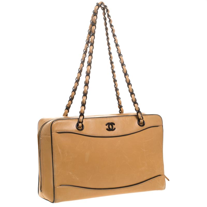 Chanel Light Brown Leather Resin Chain Medium Vintage Shoulder Bag In Fair Condition In Dubai, Al Qouz 2