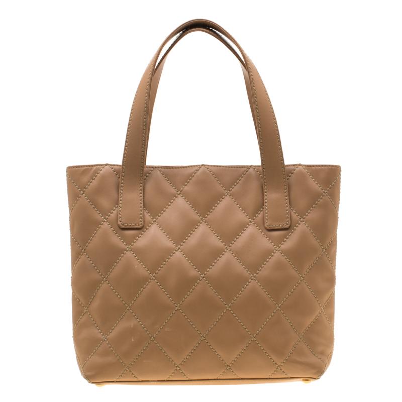 Cruise in style with this fabulous tote from Chanel. Beautifully crafted from leather and styled with a quilted exterior, this brown creation is simple in design. It comes with a spacious fabric interior that is sized to carry all your belongings