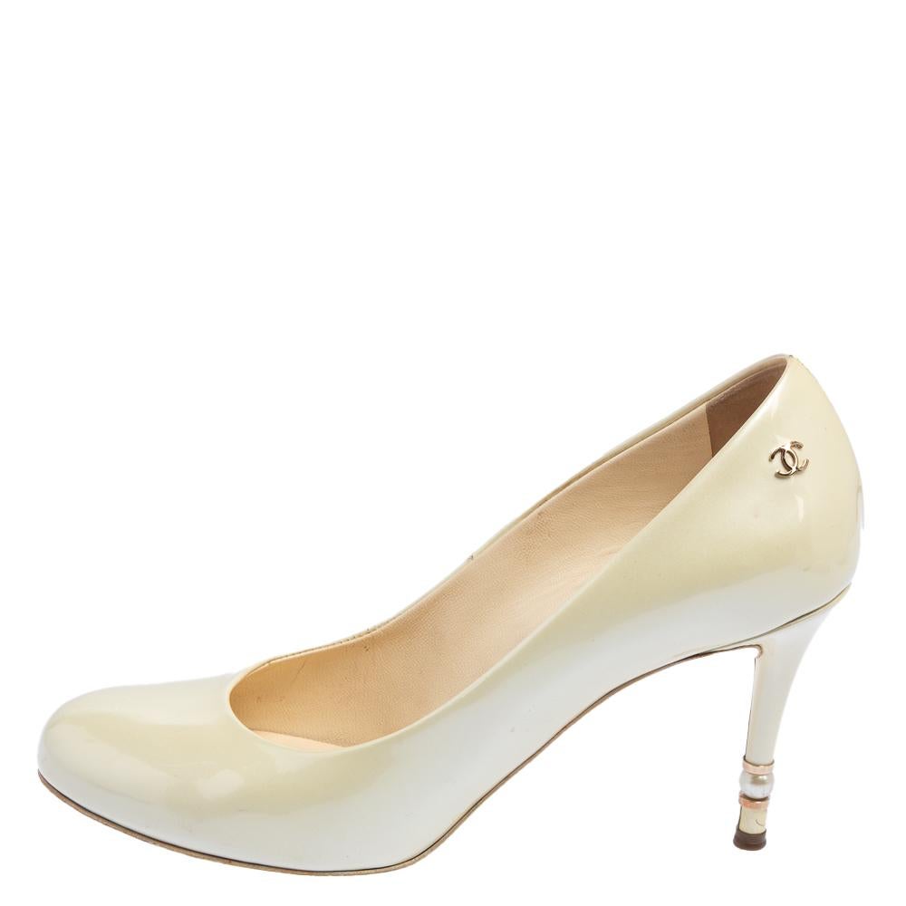 Chanel Light Cream Patent Leather CC Pearl Embellished Heel Pumps Size 37.5 In Good Condition In Dubai, Al Qouz 2
