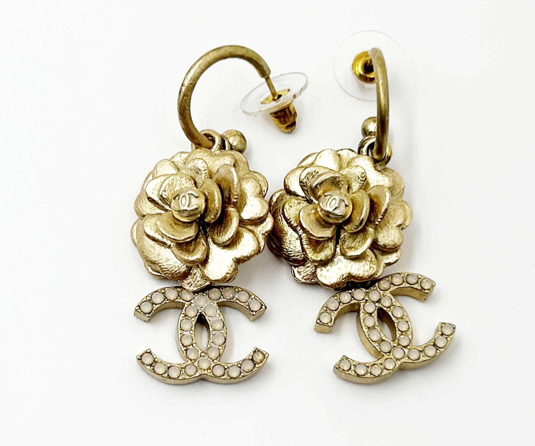 Chanel Pendants d'oreilles en or avec fleur de camélia en cristal et opale CC Bon état - En vente à Pasadena, CA