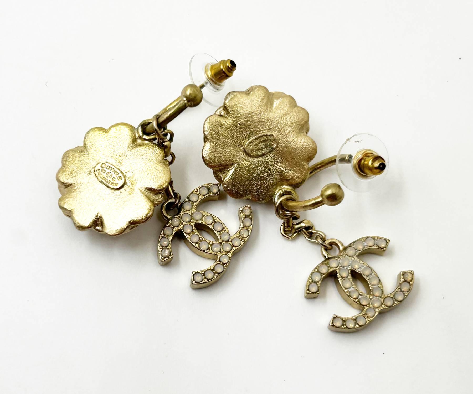 Chanel Pendants d'oreilles en or avec fleur de camélia en cristal et opale CC Pour femmes en vente