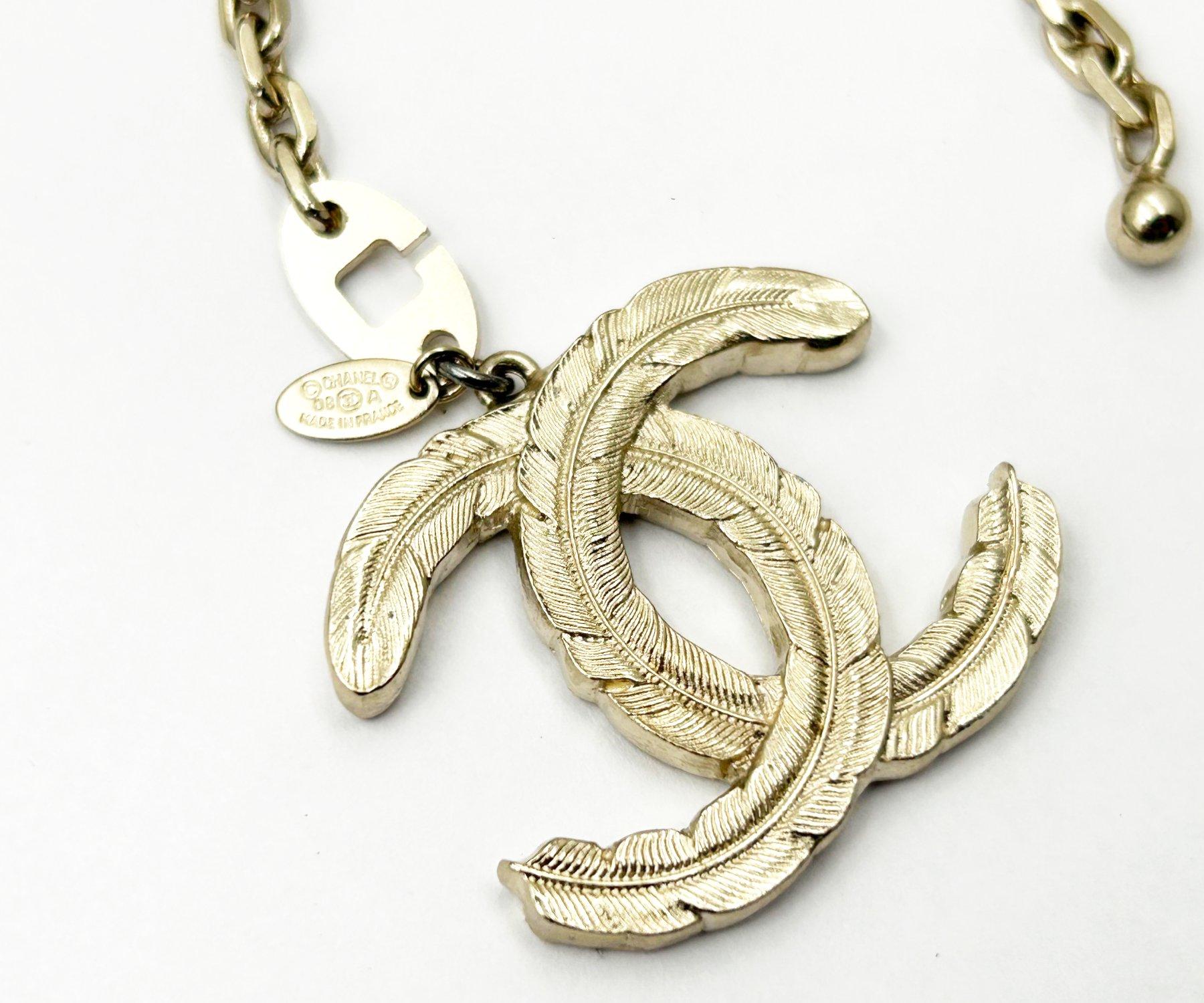 Chanel Light Gold CC Feather Large Pendant Key Chain Key Charm In Excellent Condition For Sale In Pasadena, CA