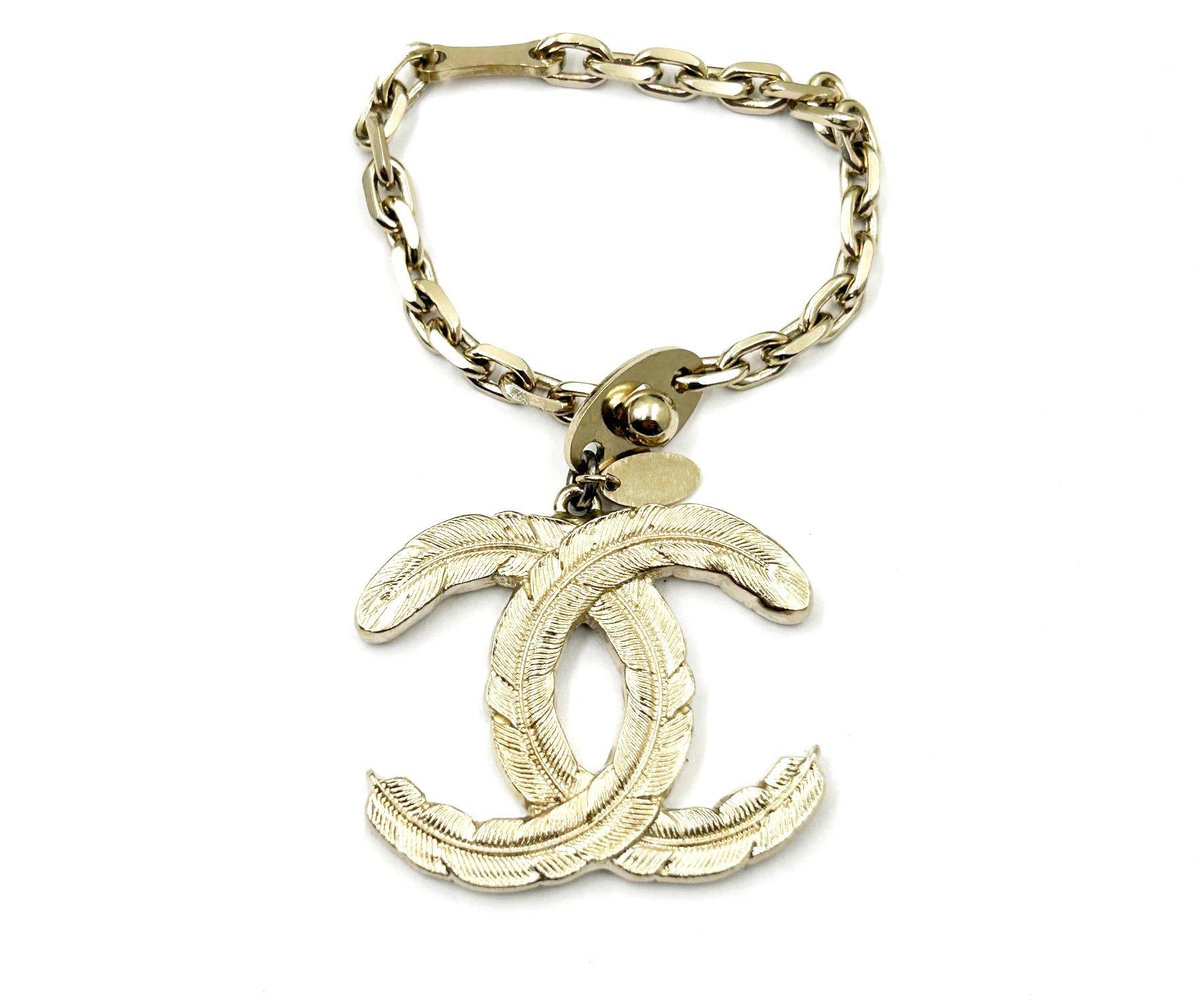 Chanel Light Gold CC Feather Large Pendentif Key Chain Key Charm (breloque de porte-clés) en vente