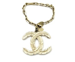 Chanel Light Gold CC Feather Großer Anhänger Schlüsselanhänger Key Charm