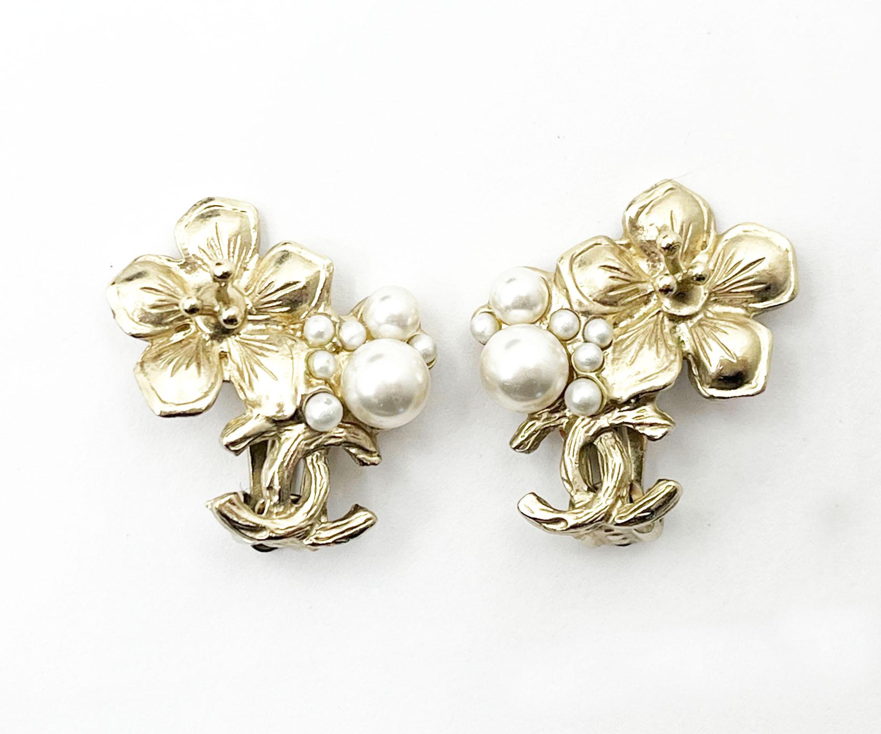 Chanel Light Gold CC Flower Pearl Clip on Earrings

*Marked 11
*Made in France
*Comes with the original box

-It is approximately 1