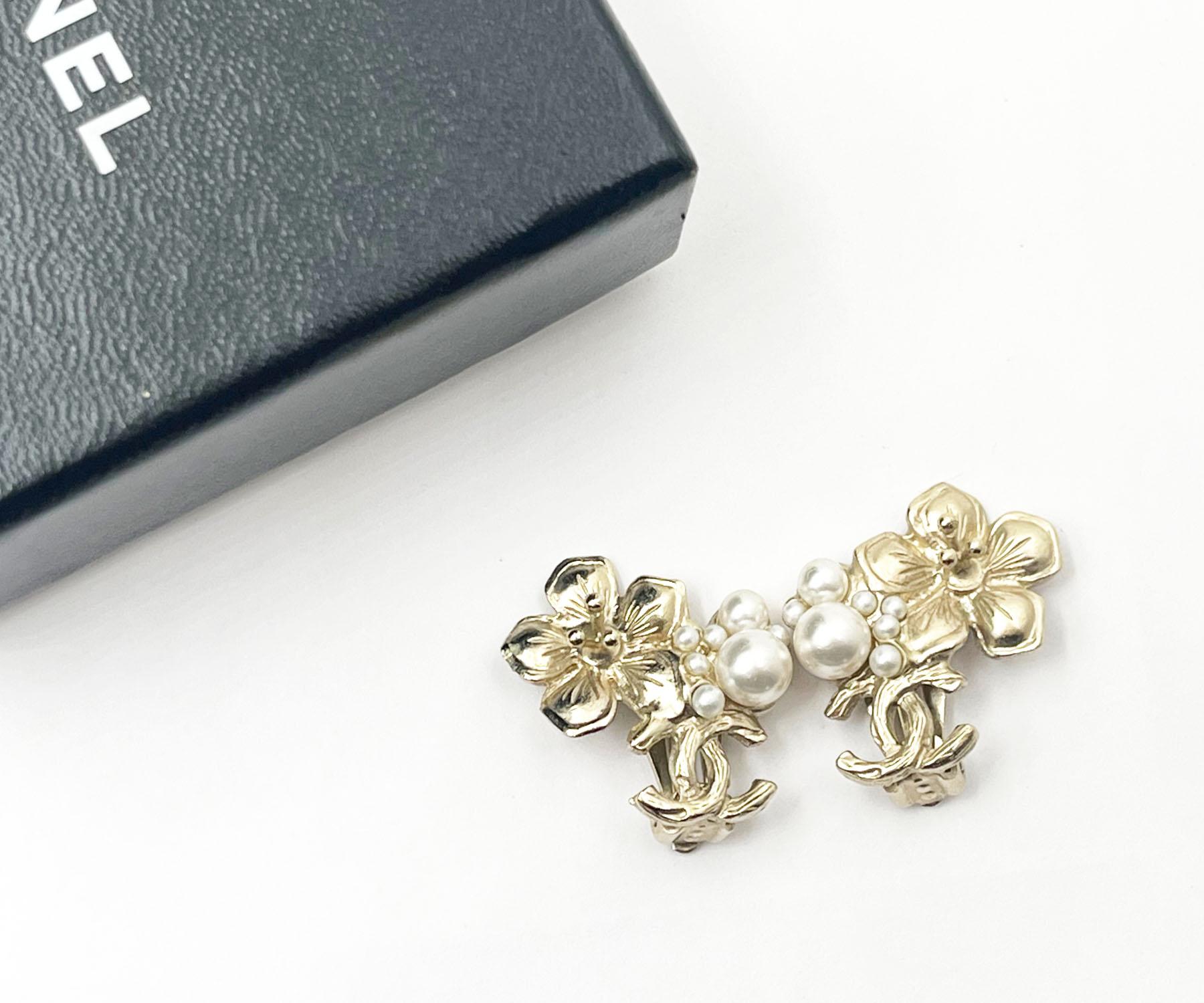 Contemporary Chanel Light Gold CC Flower Pearl Clip on Earrings  For Sale