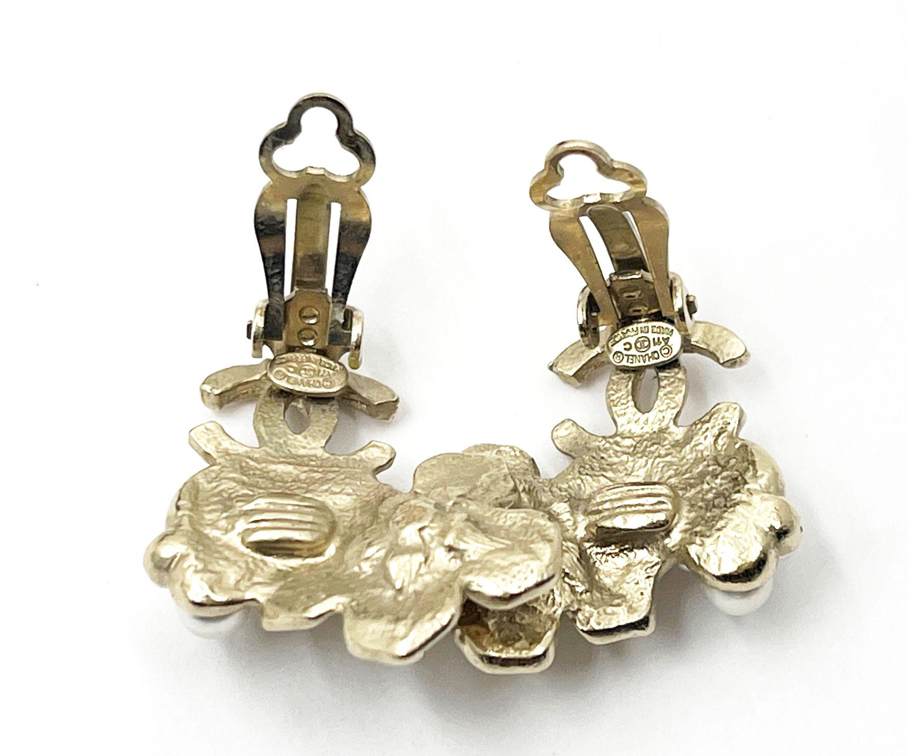 Donna Orecchini a clip con perle a forma di fiore Chanel in oro chiaro CC in vendita