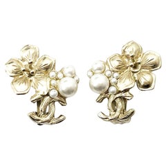 Boucles d'oreilles Chanel or clair CC fleur perle à pince 