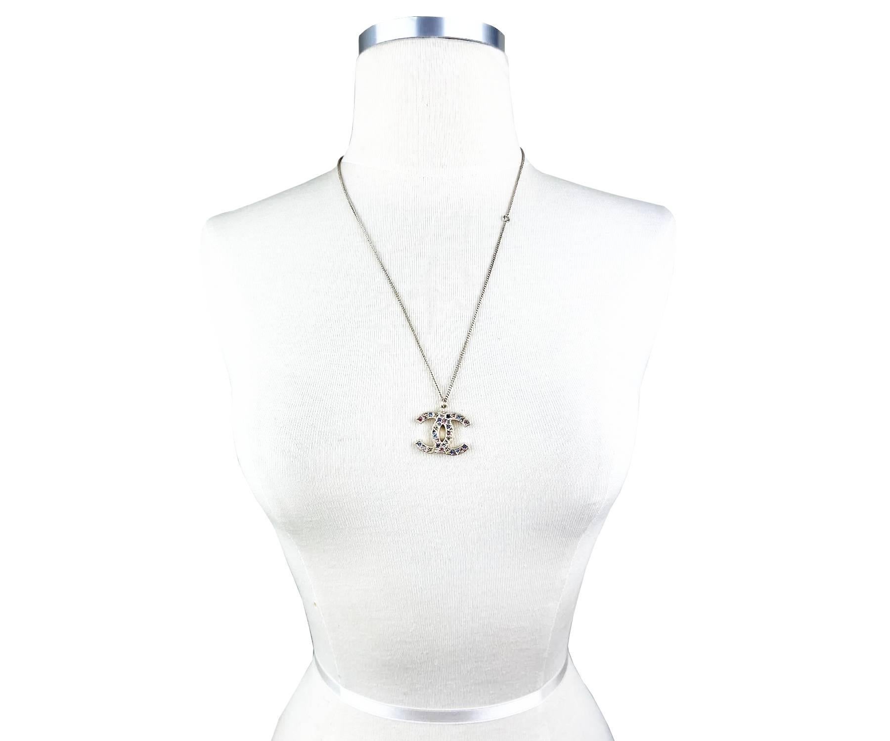 Chanel Light Gold CC Pastel Crystal Medium Pendant Necklace

* Marked 06
* Made in Italy

-The pendant is approximately 1.25″ x 1″.
-The chain is approximately 17″ to 24″.
-In an excellent condition.

2046-46401

