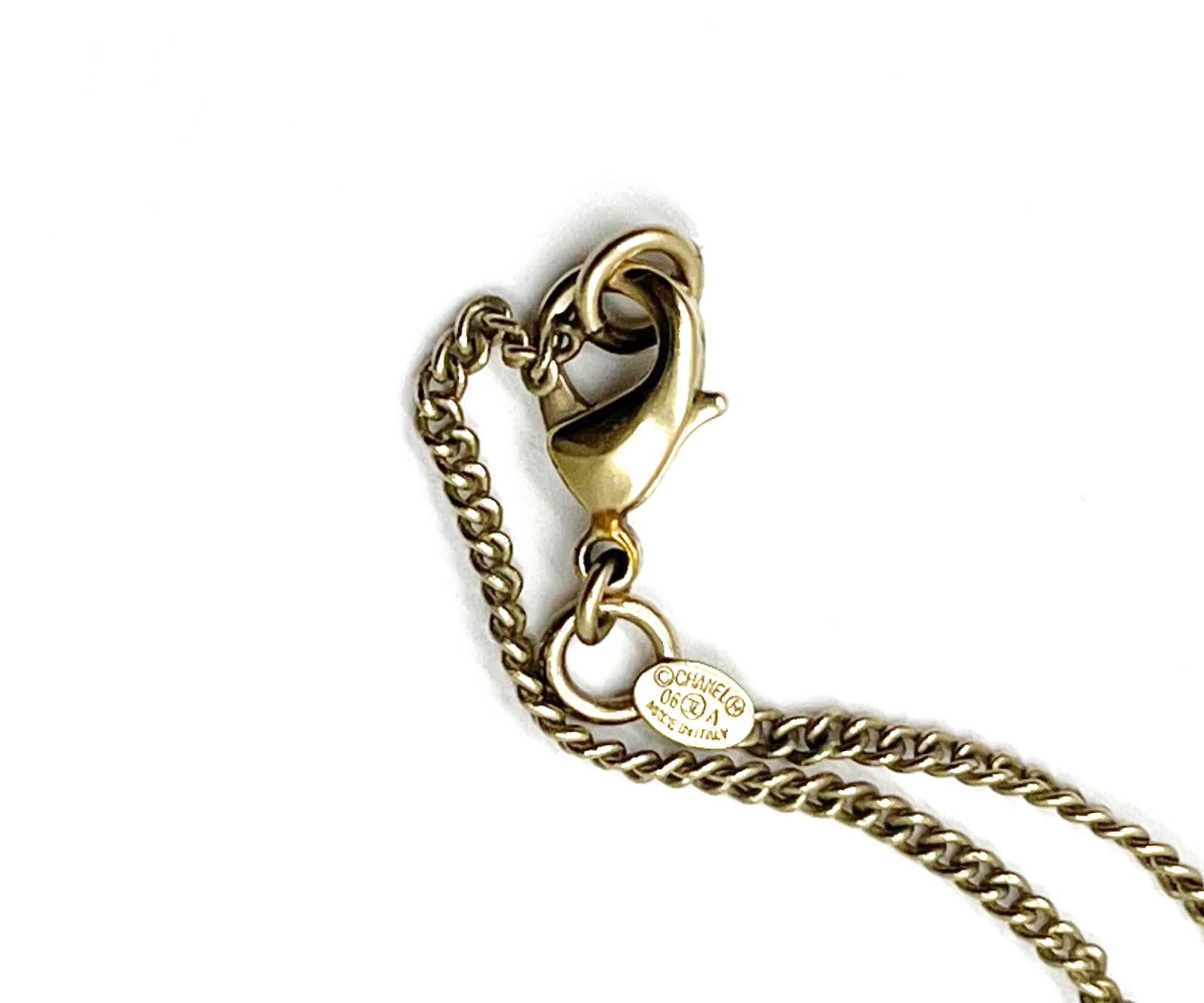 Artisan Chanel Collier pendentif moyen CC pastel en or clair en vente