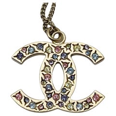 Chanel Collier pendentif moyen CC pastel en or clair