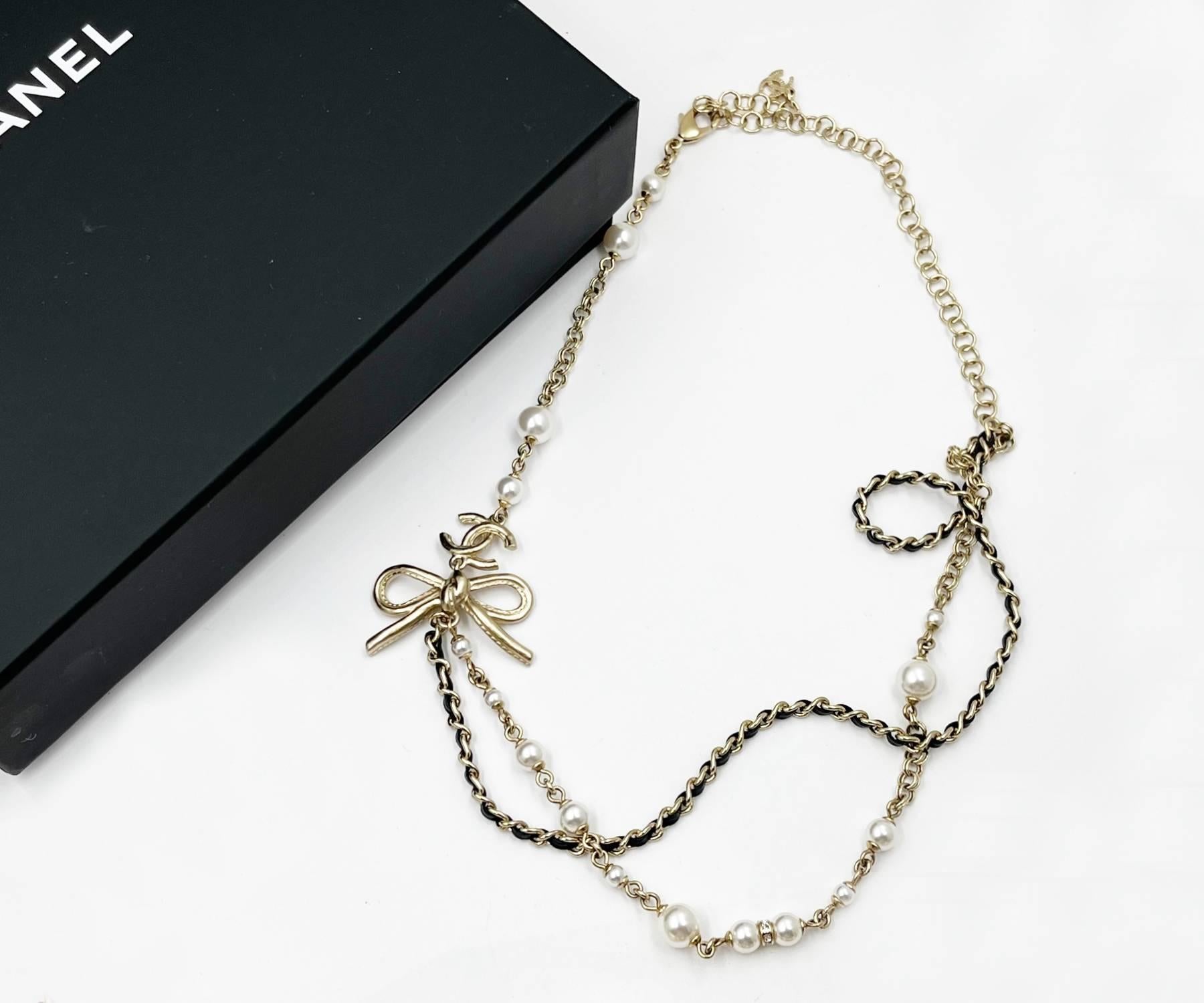 Chanel Light Gold CC Ribbon Bow Pearl Leather Chain Short Necklace

*Marked 22
*Made in France
*Comes with the original box and pouch

-The pendant is approximately 1.25″ x 1.25″ .
-The chain is approximately total 21″ long .
-In a pristine