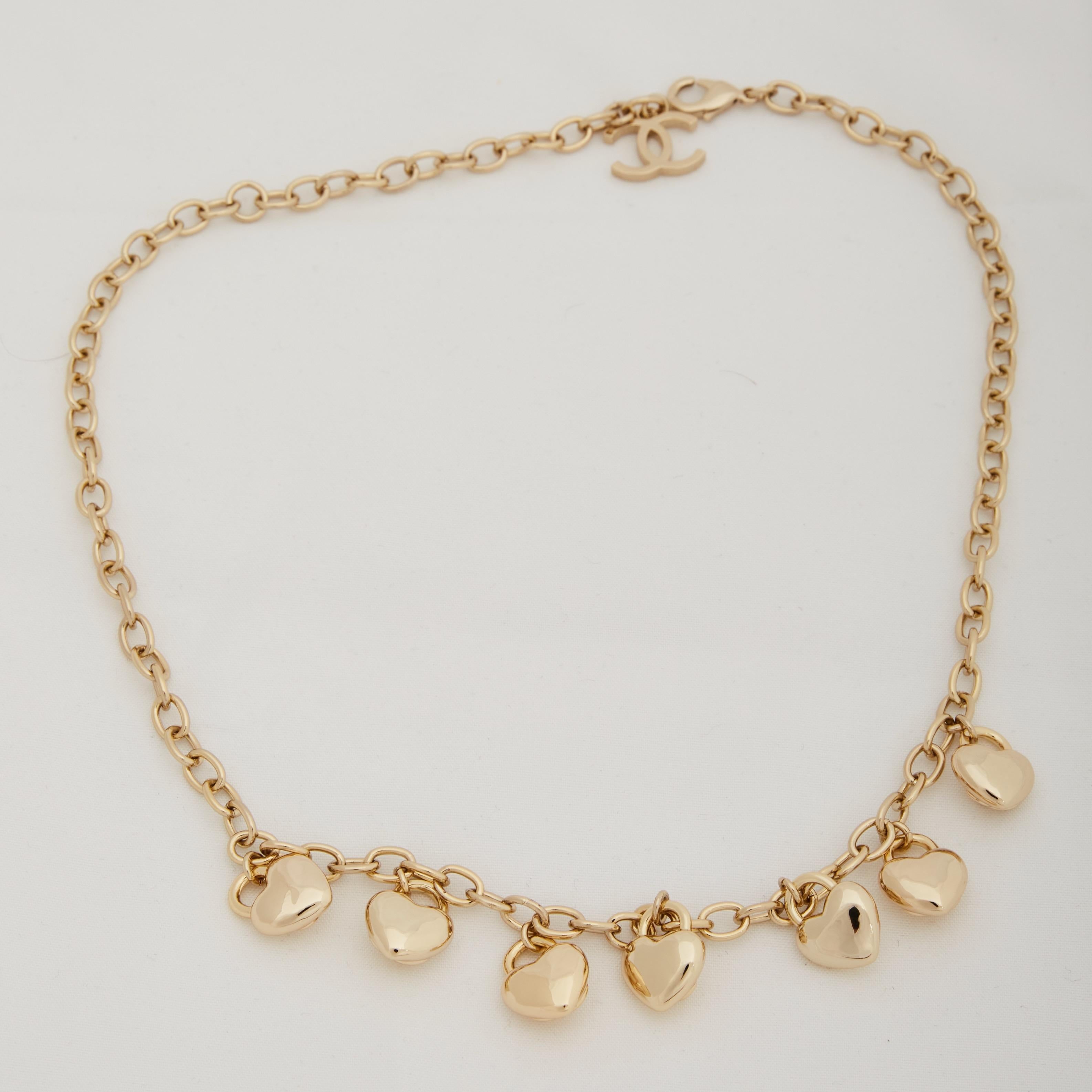 Chanel Hellgold CC Turnlock Mini-Herzen-Halskette (2022) Damen im Angebot
