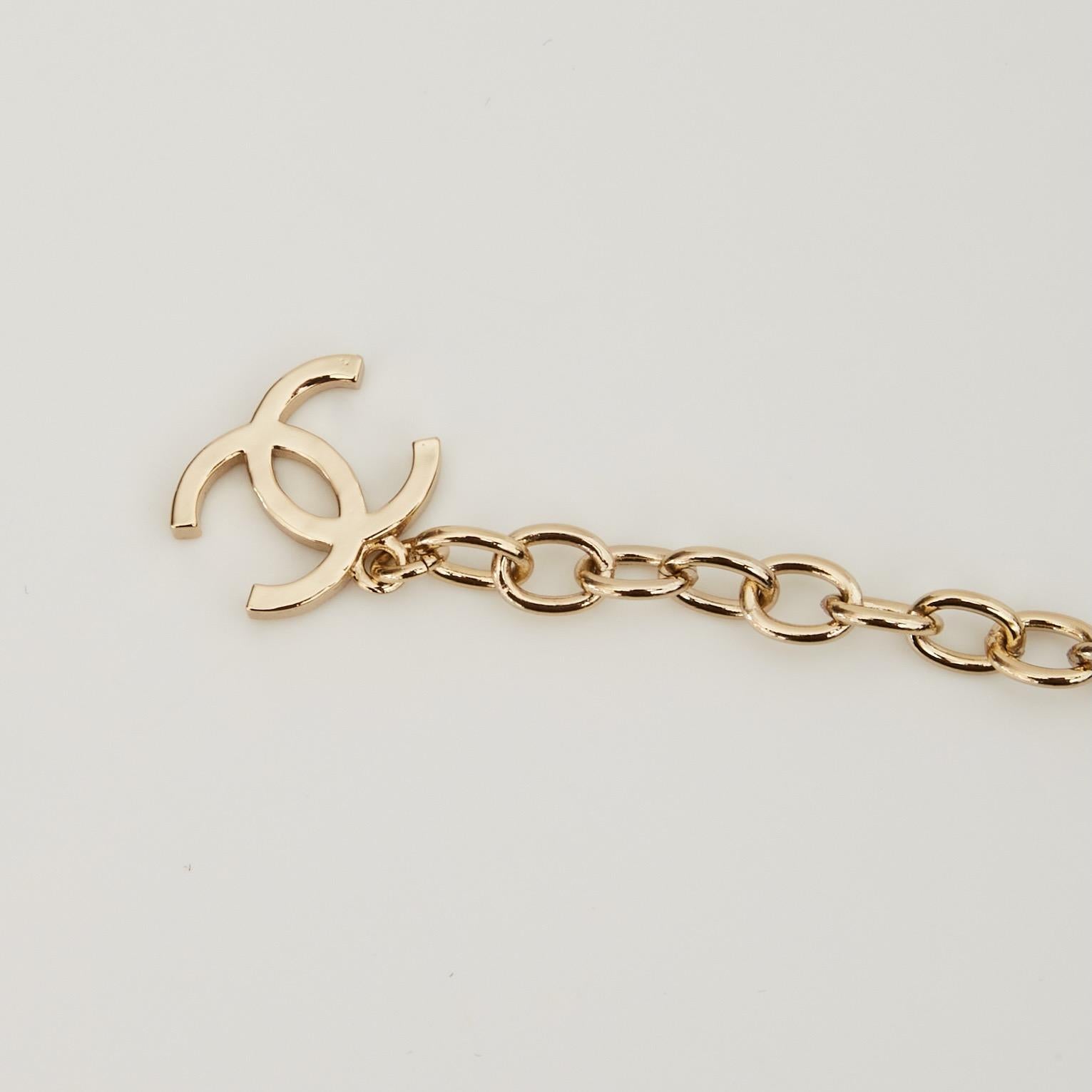 Chanel Hellgold CC Turnlock Mini-Herzen-Halskette (2022) im Angebot 3