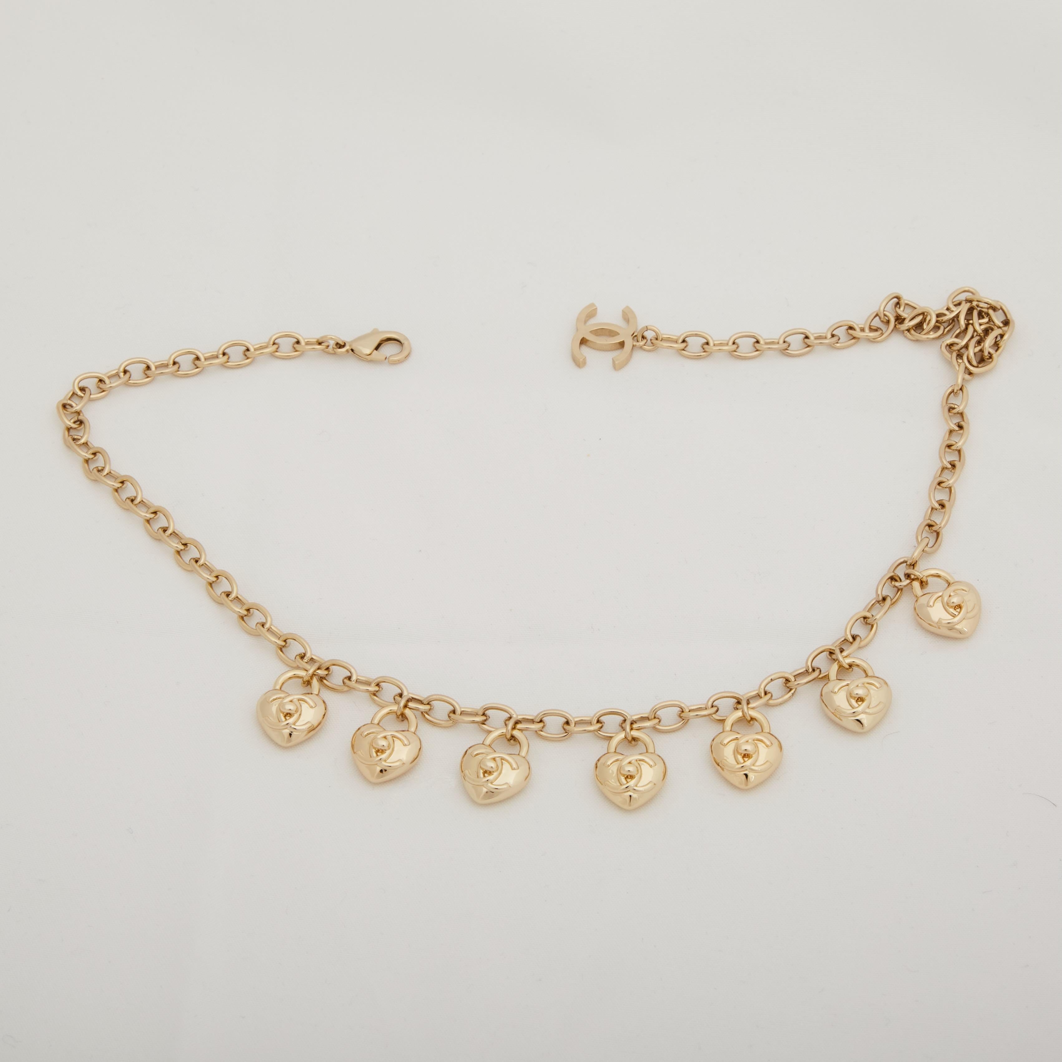 Chanel Hellgold CC Turnlock Mini-Herzen-Halskette (2022) im Angebot 4