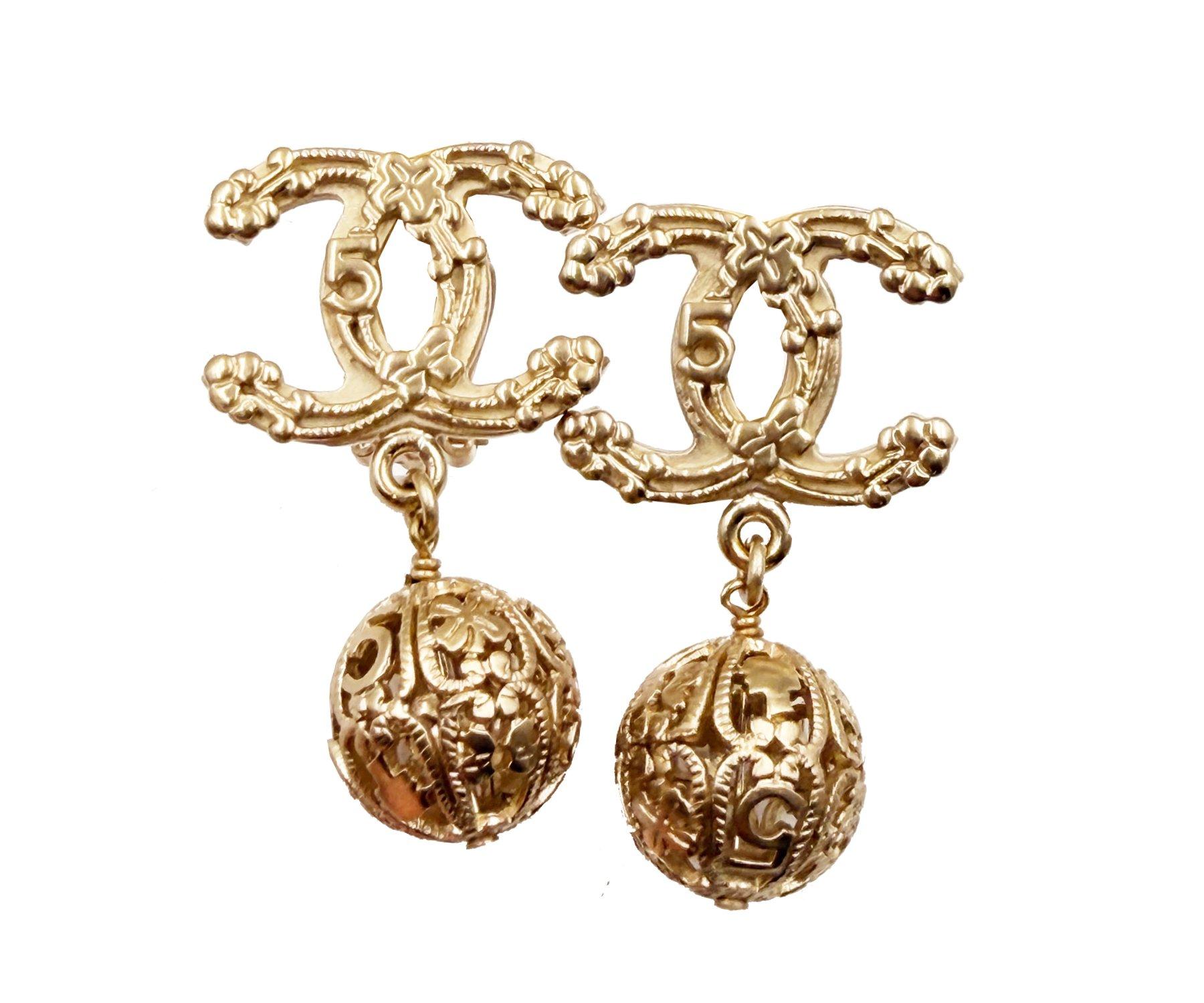 Boucles d'oreilles Chanel or Light Clover 5 CC Filigree Ball and Ball Dangle Large Clip On

*Marked 06
*Fabriqué en Italie

-Il mesure environ 1,75