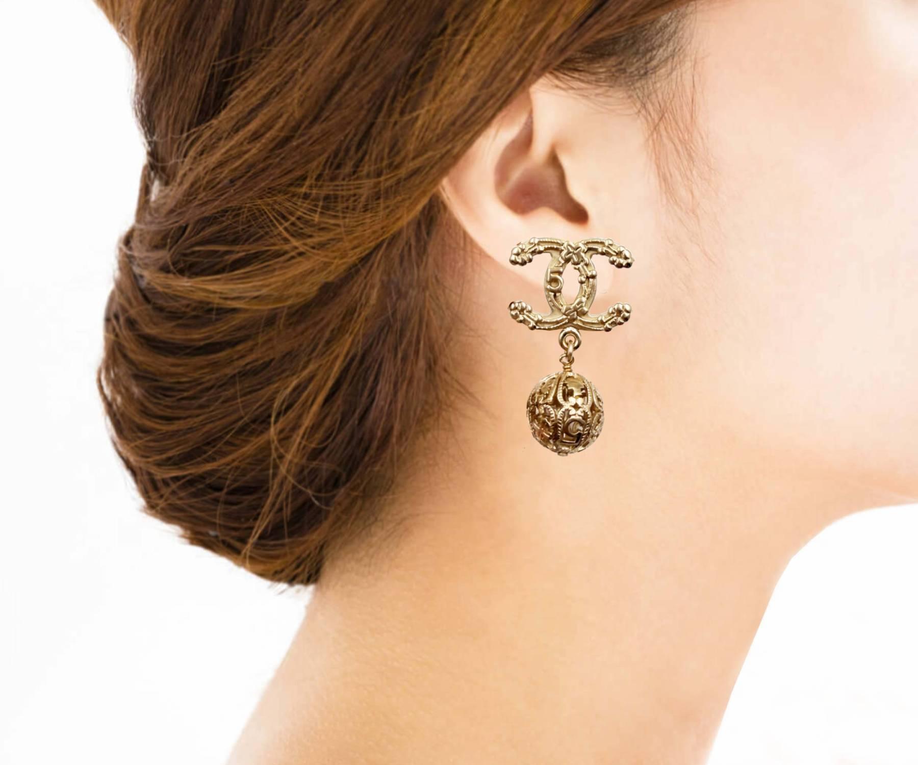 Artisan Boucles d'oreilles Chanel or Light Clover 5 CC Filigree Ball and Ball Dangle Large Clip On en vente