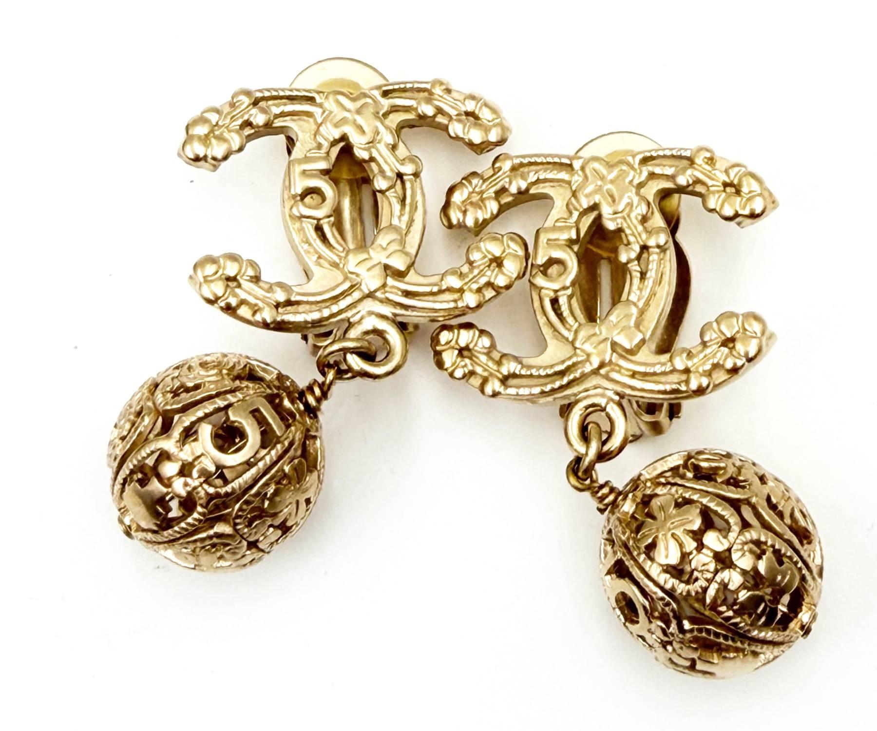 Boucles d'oreilles Chanel or Light Clover 5 CC Filigree Ball and Ball Dangle Large Clip On Excellent état - En vente à Pasadena, CA