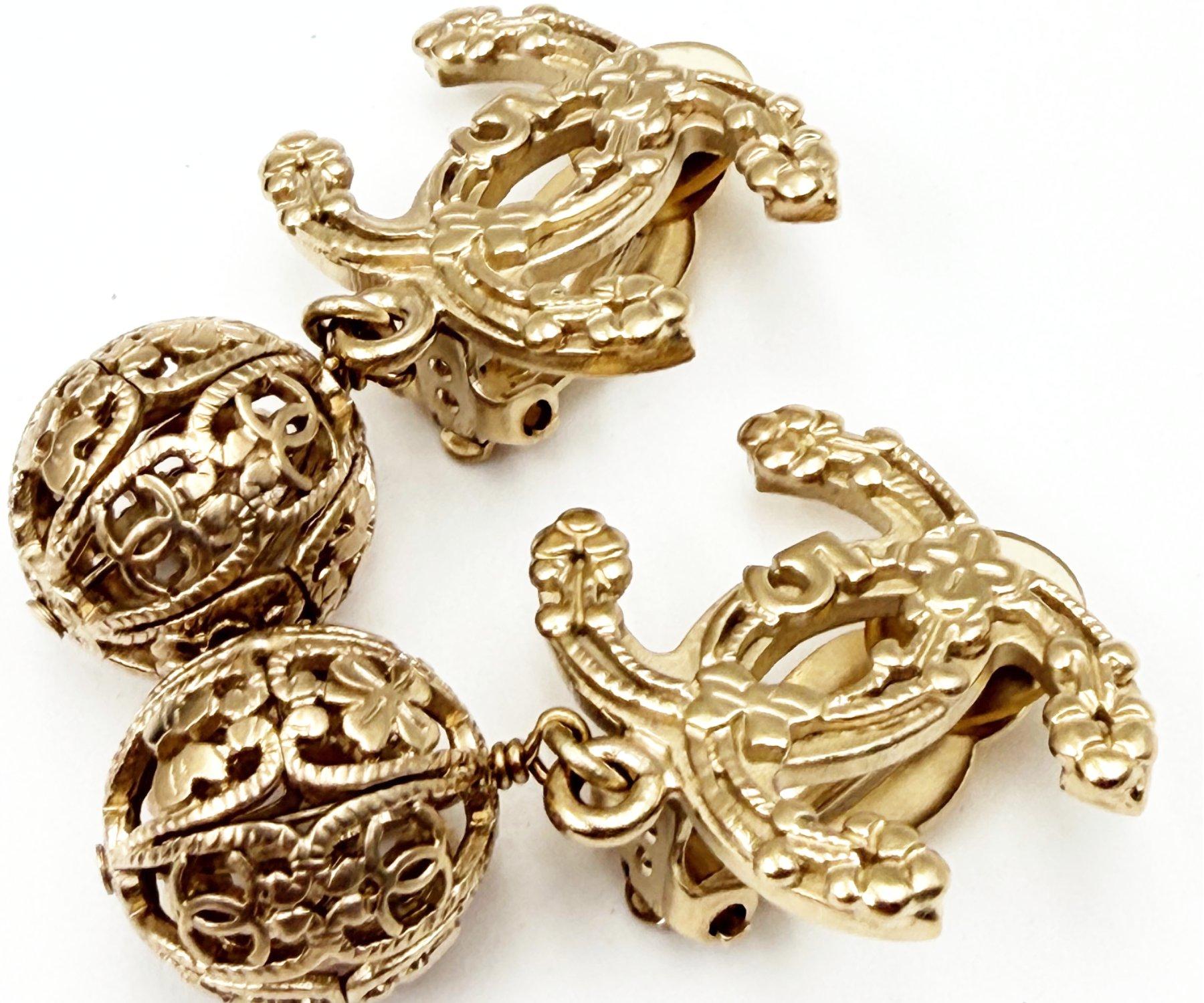 Boucles d'oreilles Chanel or Light Clover 5 CC Filigree Ball and Ball Dangle Large Clip On Pour femmes en vente
