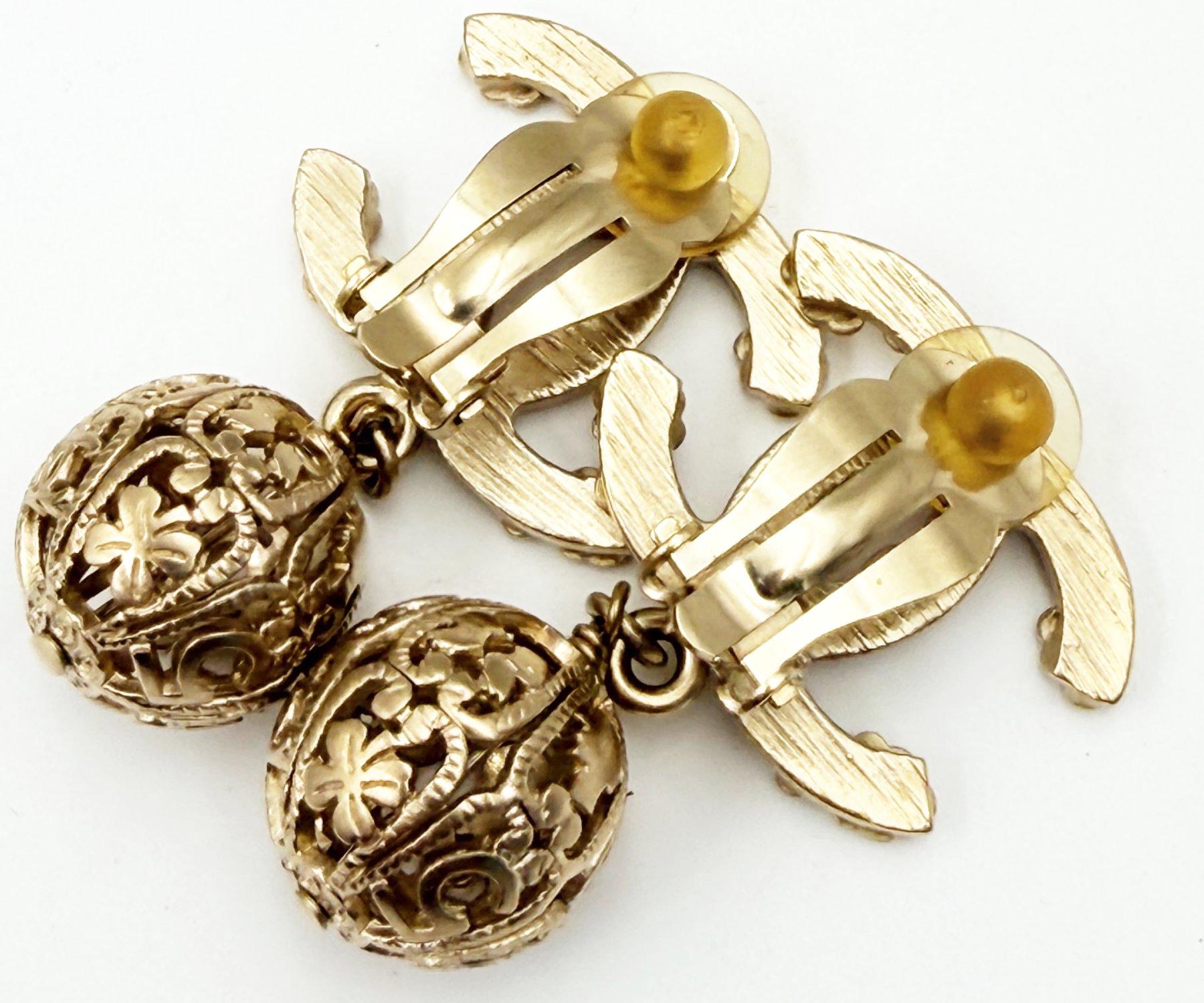 Boucles d'oreilles Chanel or Light Clover 5 CC Filigree Ball and Ball Dangle Large Clip On en vente 1