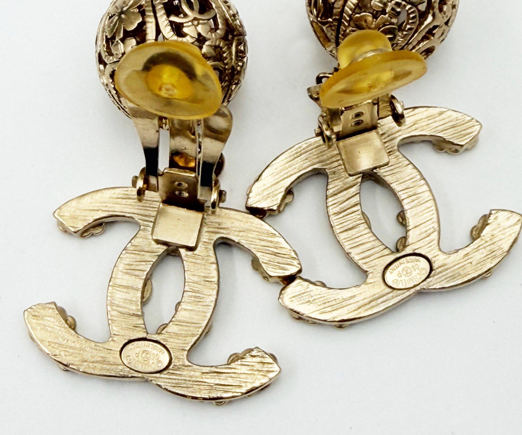 Boucles d'oreilles Chanel or Light Clover 5 CC Filigree Ball and Ball Dangle Large Clip On en vente 2
