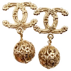 Boucles d
oreilles Chanel or Light Clover 5 CC Filigree Ball and Ball Dangle Large Clip On