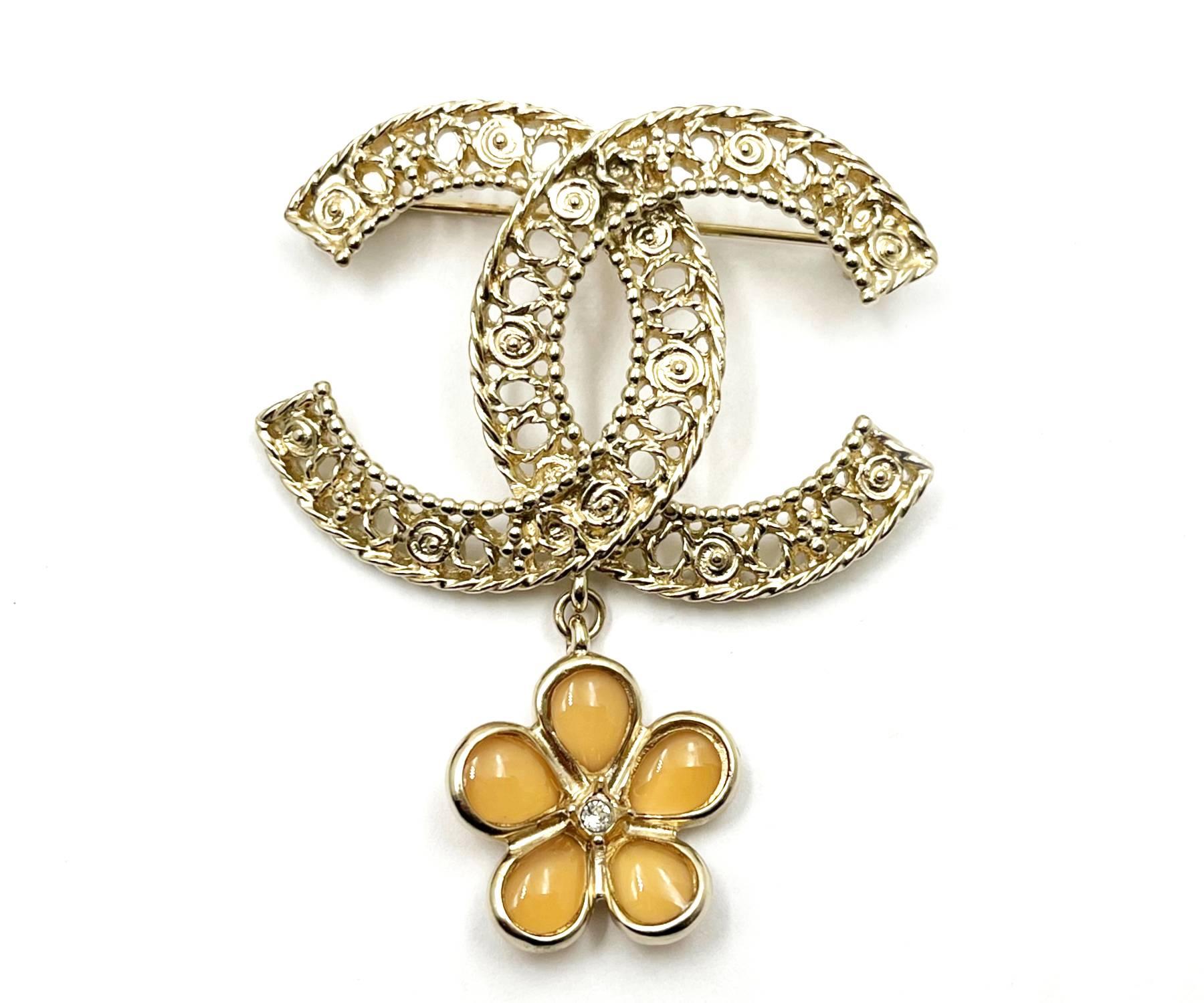 Chanel Light Gold Filigree Pink Flower Large Brooch

*Marked 18
*Made in France
*Comes with original box, pouch, and booklet

-Approximately 2.3″ x 2″
-Very classic and pretty

AB3178-00432