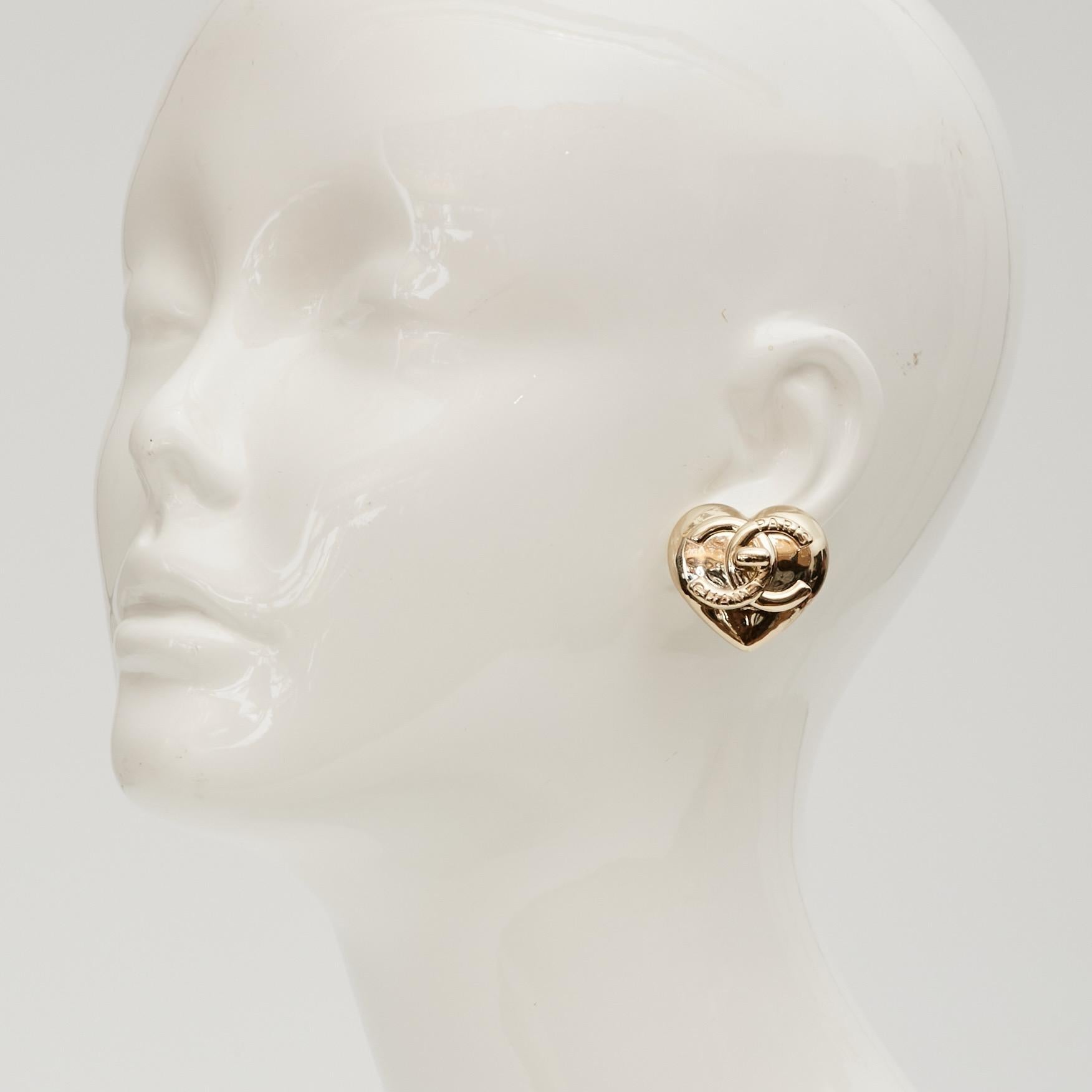 Chanel Light Gold Heart CC Turnlock Earring Large (2022) In Excellent Condition For Sale In Montreal, Quebec