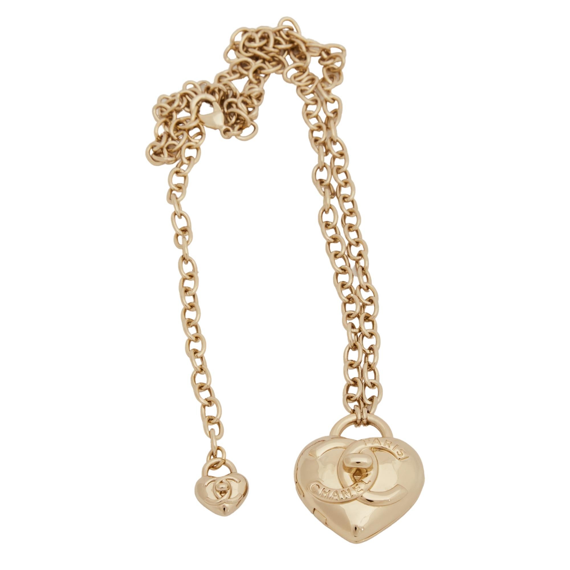 Chanel Ref. AB9095

Color: Light gold tone
Material: Metal
Marks: B22 [logo] A
Total Item Weight (g):
Clasp Style: Lobster
Year: 2022

Measures
Chain length 29”
Pendant drop: 1”

Condition: Excellent.

Made in Italy