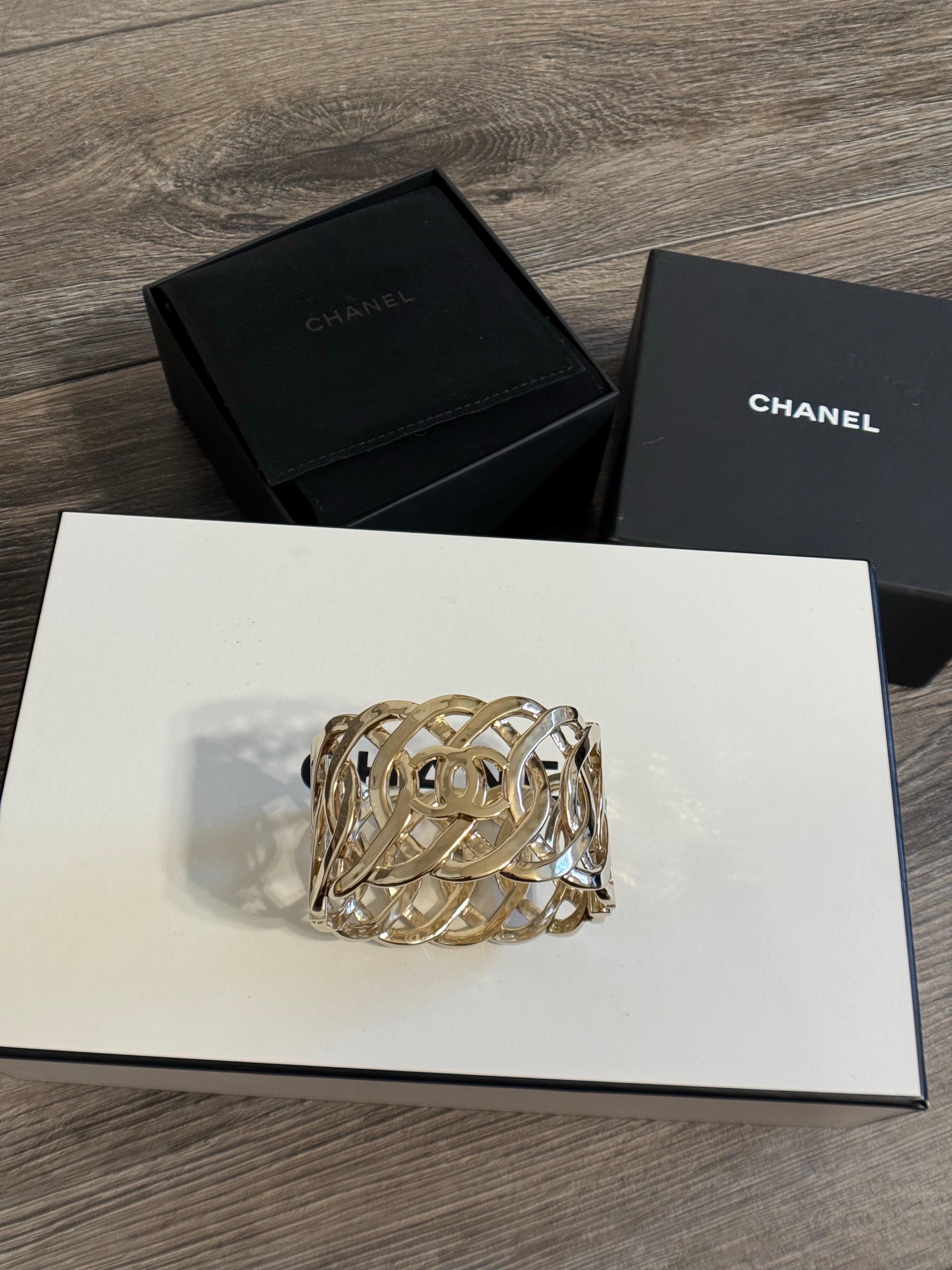 CHANEL Hellgoldenes verflochtenes CC-Logo breites Manschettenarmband im Angebot 6