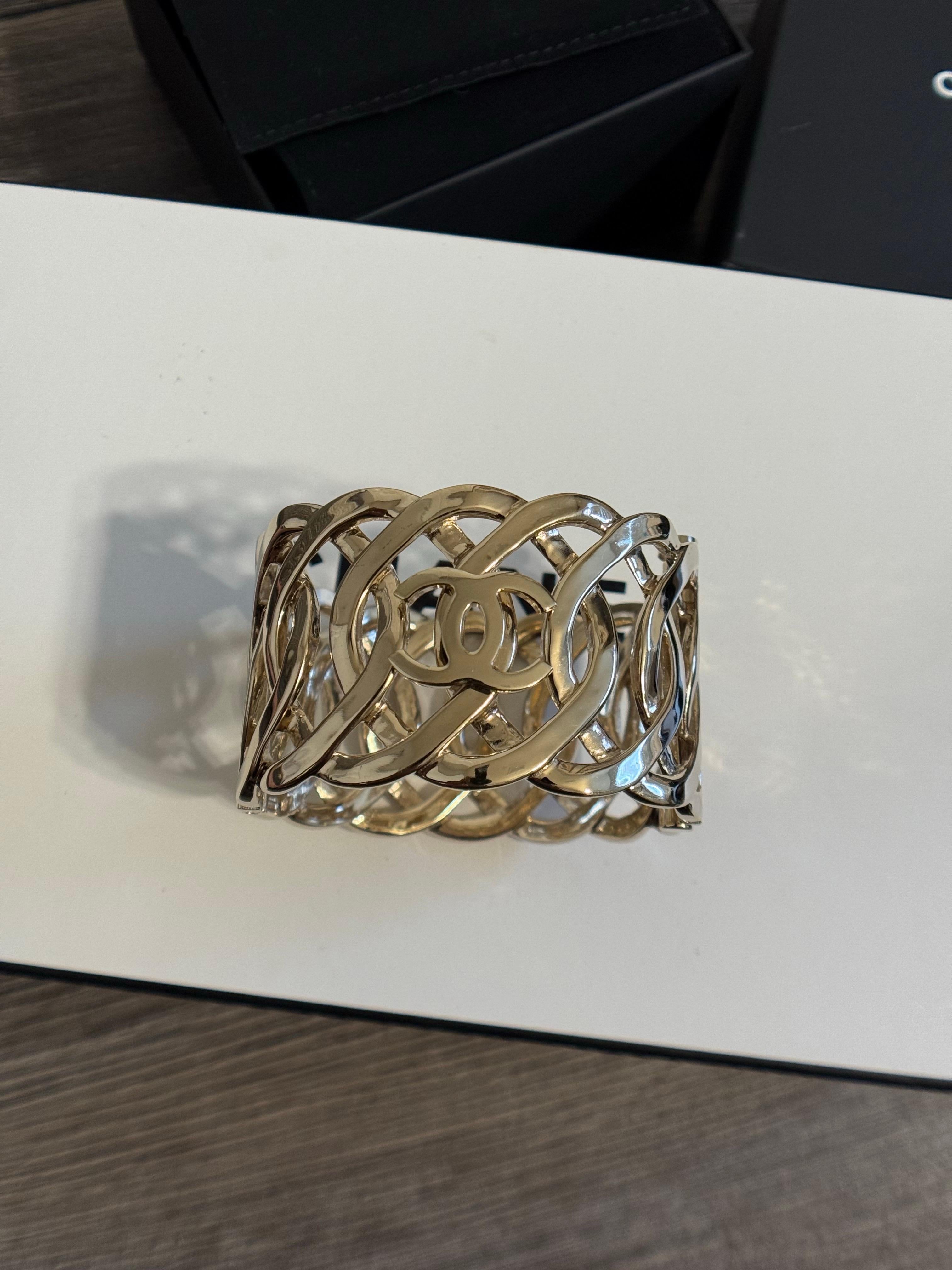 DETAILS:
Markenzeichen: CHANEL
Hergestellt in Italien
Collection'S 2019
Goldfarbenes Metall
Das Armband ist in gutem Zustand zeigt minimale Abnutzung
Mit Schachtel und Etui

WICHTIGE INFORMATIONEN:
Dieser Artikel ist ein gebrauchtes Stück und kann